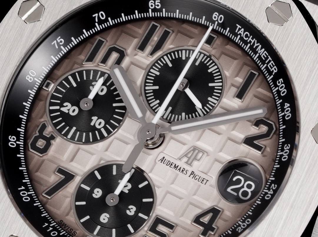 TK Factory皇家橡树离岸型26400/26238/26470系列正式登场！款式最全，做工最好的爱彼计时款腕表来了，有做工好的顶级货，廉价的小厂货就别去考虑了！ 1，机芯采用12位小秒的定制版3126计时机芯，完美还原原版所有功能。经过精密打磨，大大加强了其稳定性。 2，其中碳纤维系列表壳采用全新碳纤维复合材料——「Carbon TPT® B.4」打造，这种高科技材料比常规 Carbon TPT® 密度提高4%，纤维硬度提升15%，树脂强度提升30%，材料结构经过各项异性优化，保持轻盈同时无比坚韧，提供迄今最强的抗冲击性能。 3，字面颜色均采用目前最先进电镀技术，非几年前的简单喷漆技术。每一个巧克力格纹装饰，通过CNC级别打磨，无限接近原版。 4，同步原版搭载微微活动头粒，胶带采用进口氟橡胶材质，皮带采用美洲鳄鱼皮材质，更加耐磨耐造。