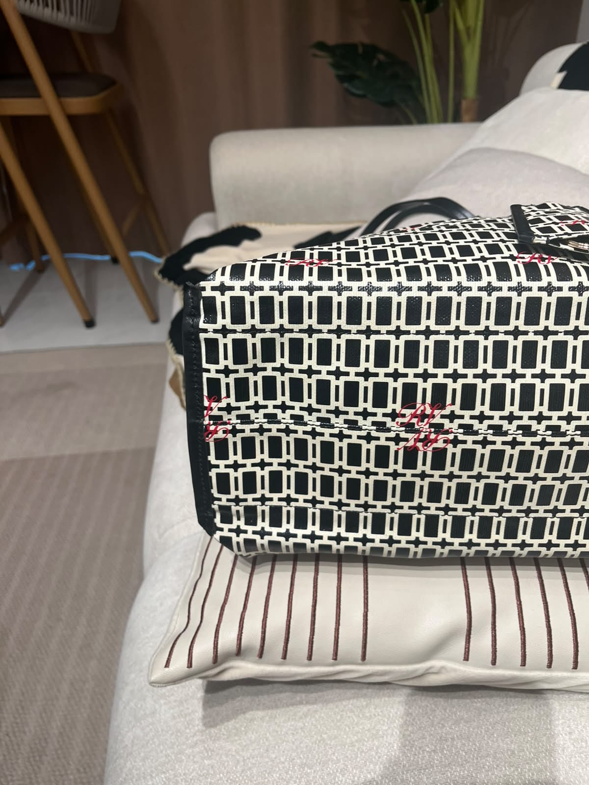 Roger Vivier Grand Vivier Shopping Tote Bag 100%Authentic, 98%New