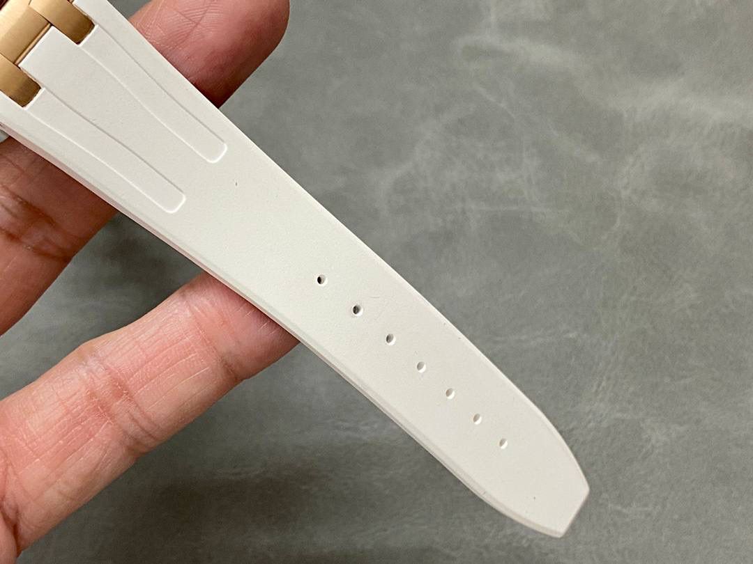 爱彼67601 尺寸33mm 全网女神看过来😍😍这款爱彼女表才是最具有性价比的… 爱彼皇家橡树系列型号67601石英腕表，皇家橡树系列独有的八角形外观还拥有爱彼独特的设计风格也将女士优雅风格融入其中，深受女明星们的爱戴，表带澳洲湾鳄鱼皮，即使只有33毫米的小尺寸，也将爱彼独有的纯净美感与刚毅线条展现的淋漓尽致💝💖💘而镶满钻石的表圈也为佩戴的女士增添了更多的柔美。（32颗明亮式切割美钻）巴蒂镶嵌一枚半透明凸面蓝宝石，搭载瑞士进口石英机芯，拥有实用的日历显示功能，女士们佩戴起来不会显得沉重 ！