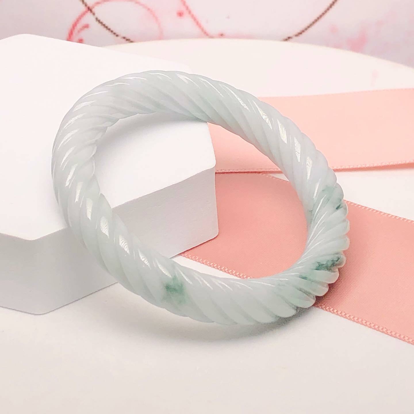 淡綠飄花扭紋鐲48.2mm