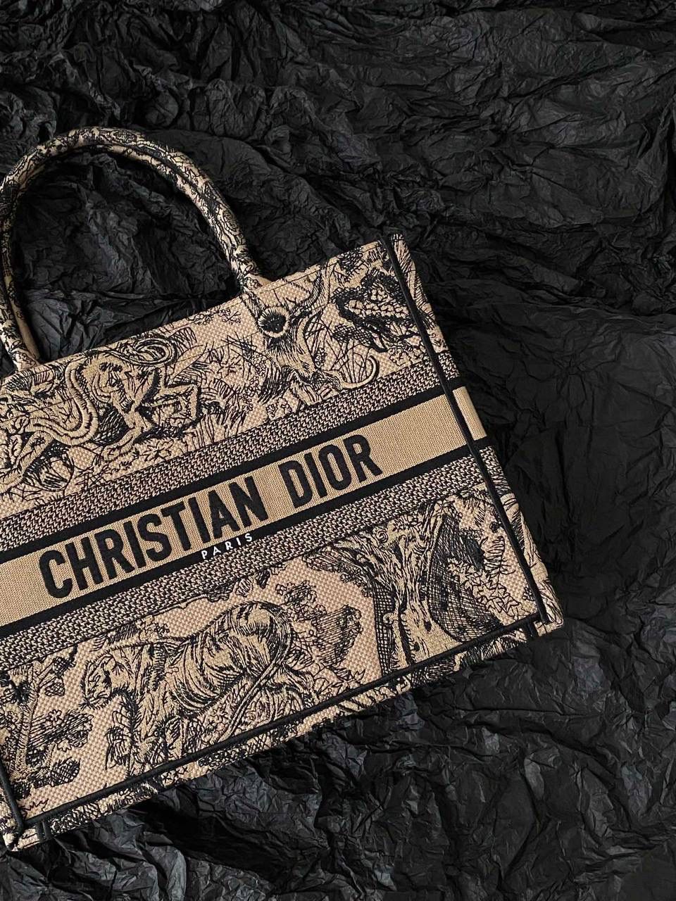 🈶浅咖中号 𝗖𝗗 𝗕𝗼𝗼𝗸 𝘁𝗼𝘁𝗲购物袋"丛林老虎" 老虎系列不断推出新的颜色 不得不说冬季的浅咖色系非常好看 温温柔柔，有种复古的法式浪漫风阿💐✨ 36.5×28×17.5cm