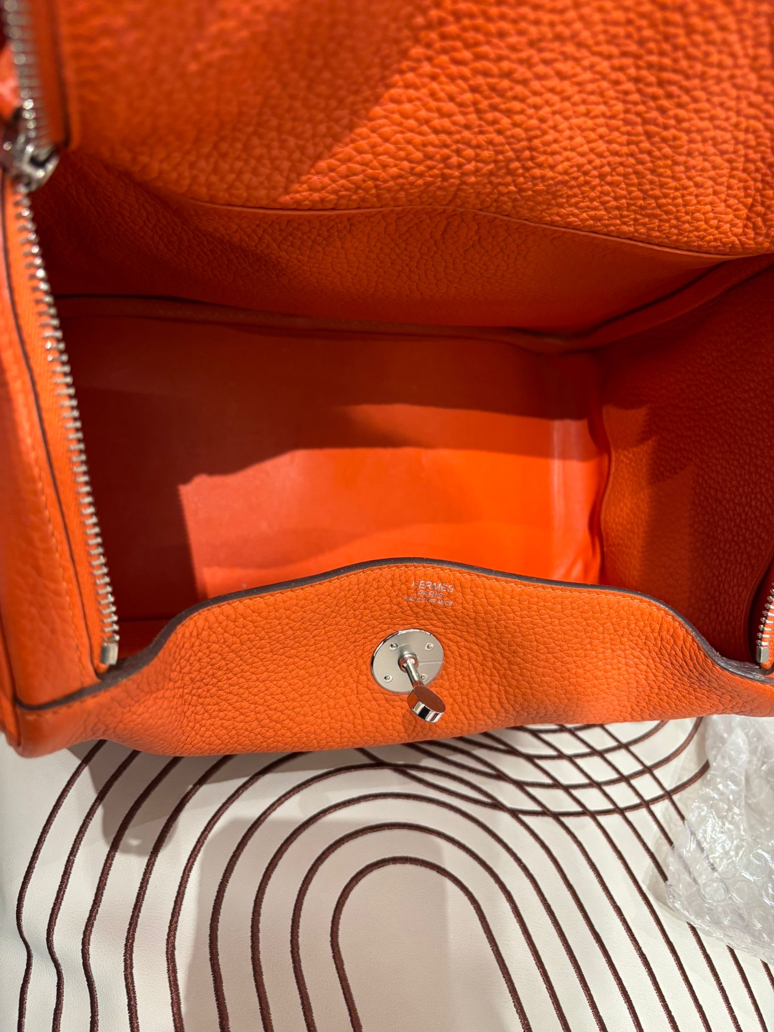 Hermes Lindy 30,Stamp T 愛瑪仕橙 100%Authentic, 95%New ✅Dust Bag✅Rain coat✅Box