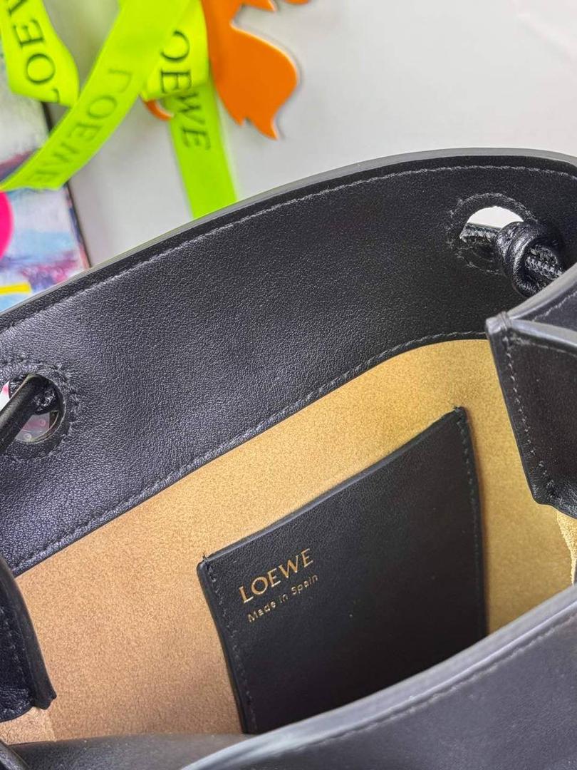 🎈（全钢）新款𝗣𝗲𝗯𝗯𝗹𝗲 𝗽𝗼𝘂𝗰𝗵手机包 ——【黑色到货💕】 尺寸：𝟮𝟭.𝟱-𝟭𝟳-𝟳𝗰𝗺 编码：652406 👉🏻采用进口纳帕小牛皮材质•包包手感超级舒服柔软•自重超轻。 👉🏻正面装饰两颗闪亮的𝗽𝗲𝗯𝗯𝗹𝗲配饰•精致可爱时髦•可调节肩带•腋下单肩斜跨皆🉑。 容量超大•可容纳5到6部手机•日常出行一个包就够啦😍