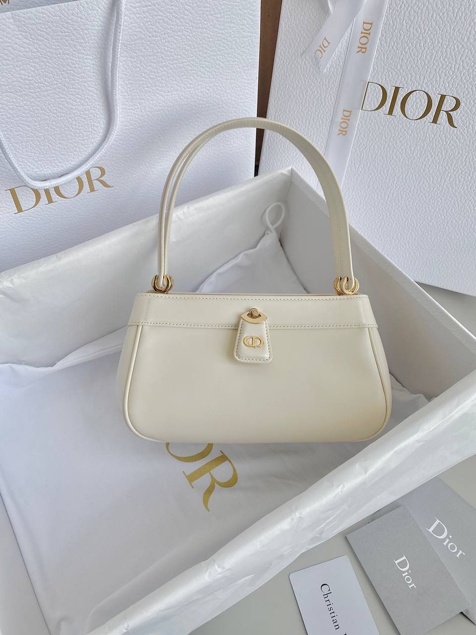 🈶米白小号 𝗗𝗜𝗢𝗥 𝗞𝗲𝘆手袋/腋下包 啊啊啊贵妇们还没买的都看过来 如此复古法式浪漫的包一定要拎在你手上 首批即出即断！都在翻单再翻单了！！ 早已大火全网时髦界，没有人不爱啊 独特的梯形包身➕细长手柄，优雅高贵 它的悬锁更是绝绝子，两个尺寸可选 小个子女生也可放心的冲大号 日常通勤什么大场合都能给你冲锋 拿捏得恰到好处，找不出一处缺点地方 真是把复古风玩得明明白白，美死了！！ 22×12.5×12cm，#6098m