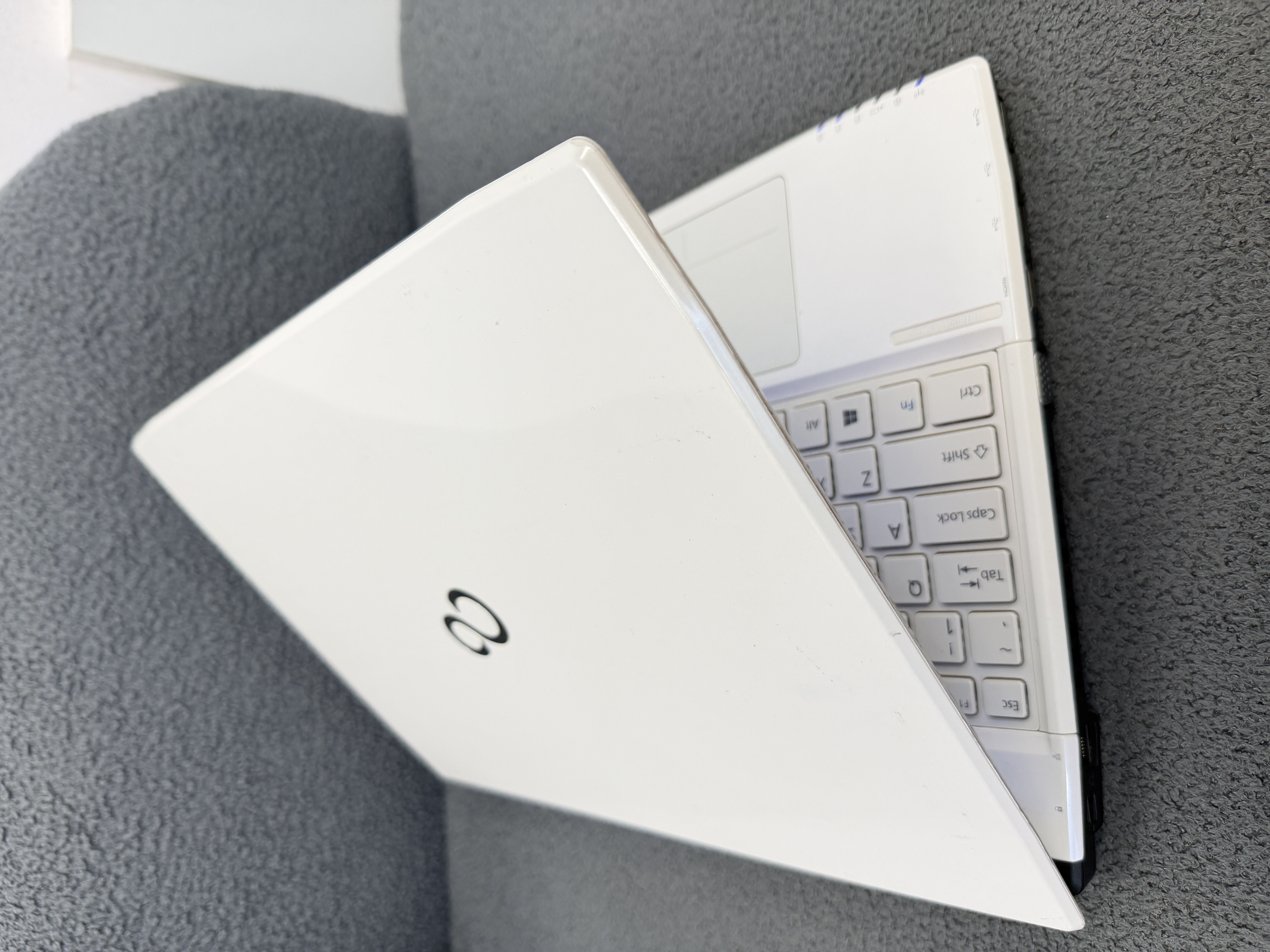 #2538 Fujitsu 15.6寸 i3-4/12gb ram /256gb ssd 