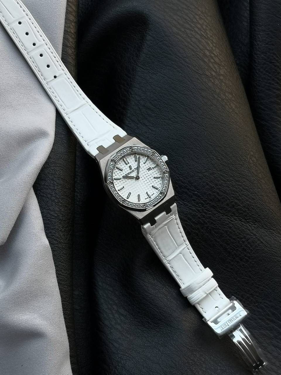 凭借无可比拟的璀璨光芒，SWAROVSKI ZIRCONIA已成为市场上最优质及最能与钻石媲美的合成立方氧化锆。完美饱和的色彩，精湛非凡的切工，源自施华洛世奇逾百年的精确切割经验，以及幻彩钻石的灵感启发。此外，已获专利的表面优化工序TCF (热熔着色技术)，为SWAROVSKI ZIRCONIA缔造出鲜艳夺目的色彩；这项技术不但符合环保要求，更确保每颗宝石没有经过辐照处理，不含辐射。由此而来的合成立方氧化锆色彩持久之余，亦经得起日常使用的考验。 🚀品质保证🚀 V7厂每颗SWAROVSKI ZIRCONIA均刻有非肉眼可见的认证标记。以镭射镌刻的“SWAROVSKI ZIRCONIA”品质认证标志