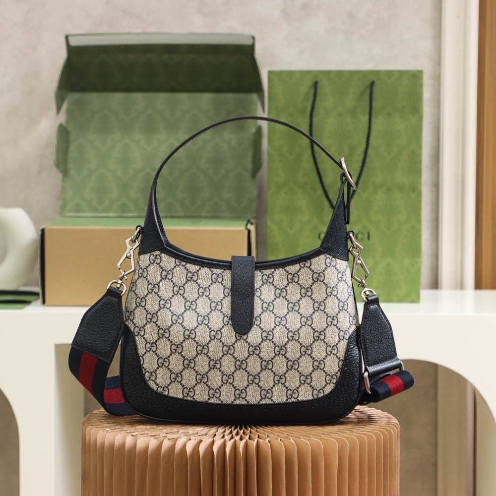 新配色𝐉𝐚𝐜𝐤𝐢𝐞 𝟏𝟗𝟔𝟏原厂皮#678843# YY# 🔹尺寸：28*19*4.5cm🔹 𝑱𝒂𝒄𝒌𝒊𝒆焕新推出全新海军蓝配色系列， 米灰色碰撞海军蓝的设计，颜值太炸了💥 那种复古，那种怀旧感却又不失时尚感， 就是属于越看越好看的真香系列，随意穿搭，都能碰撞出不同的高颜值风格，肩带可调节，单肩/斜挎/腋下，都非常有品味的气息，满满的高级感！