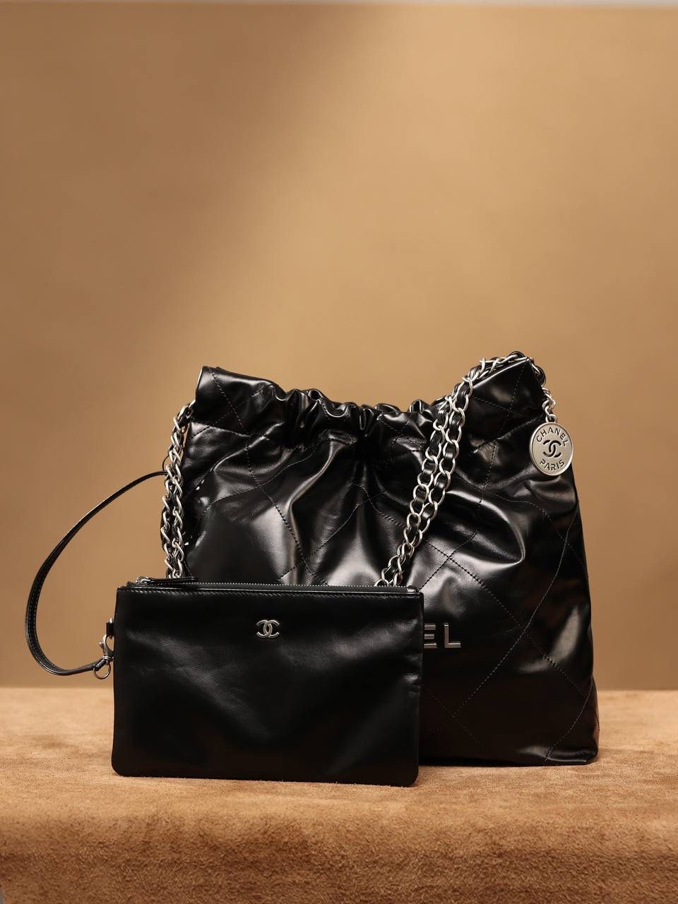 小香2022主打的爆款❤️‍🩹👜 22 bag已经火爆全网全球 我们简称“垃圾袋”，确实有点像垃圾袋 不过实用 我们只做渠道货 我们只做原厂皮独家渠道货 唯一对版的渠道货 22bag 黑色银字小号🤟🏻 小号：35 X 37 X 7cm 中号：39 X 42 X 8cm