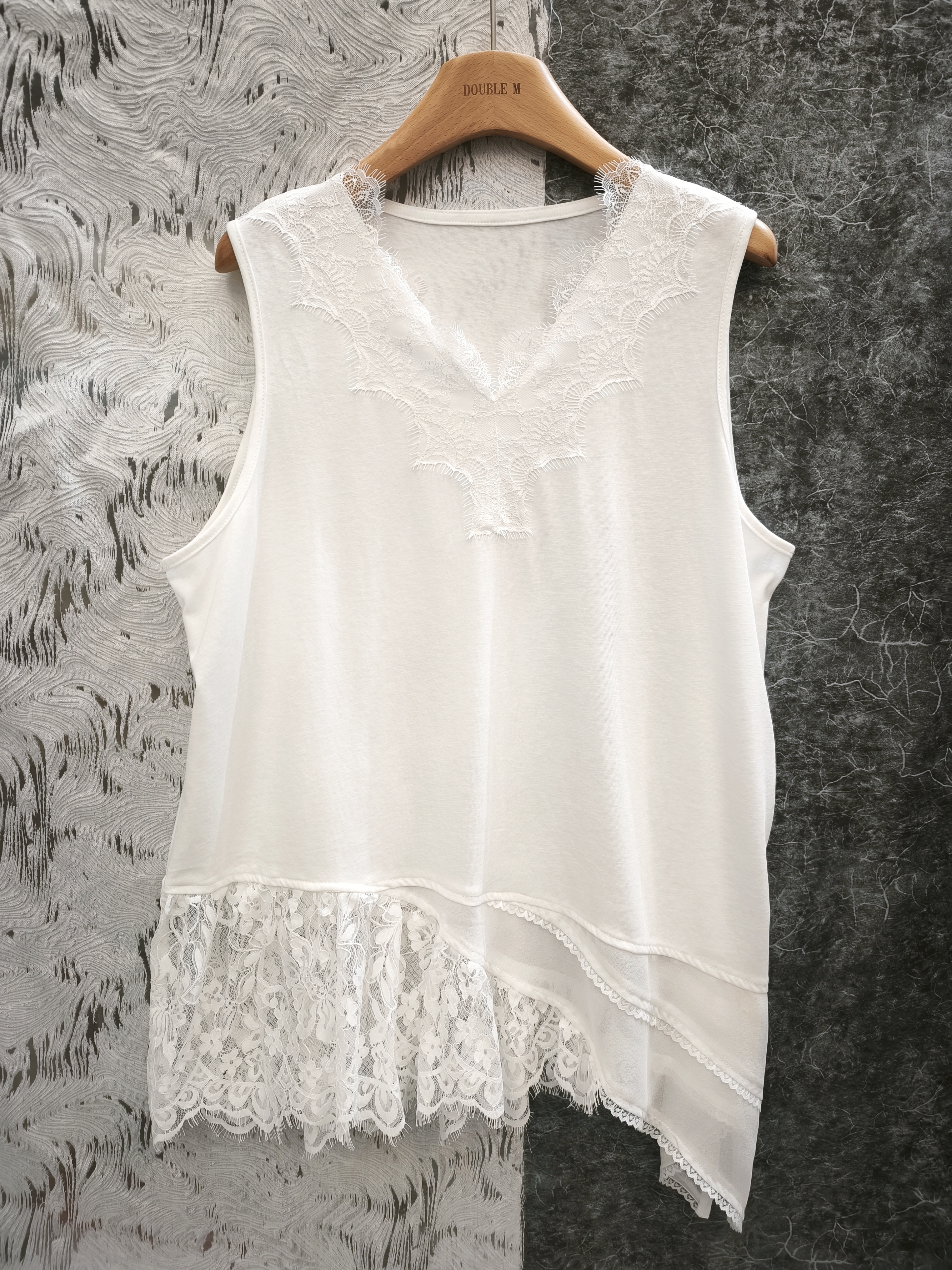 百搭蕾絲V領打底