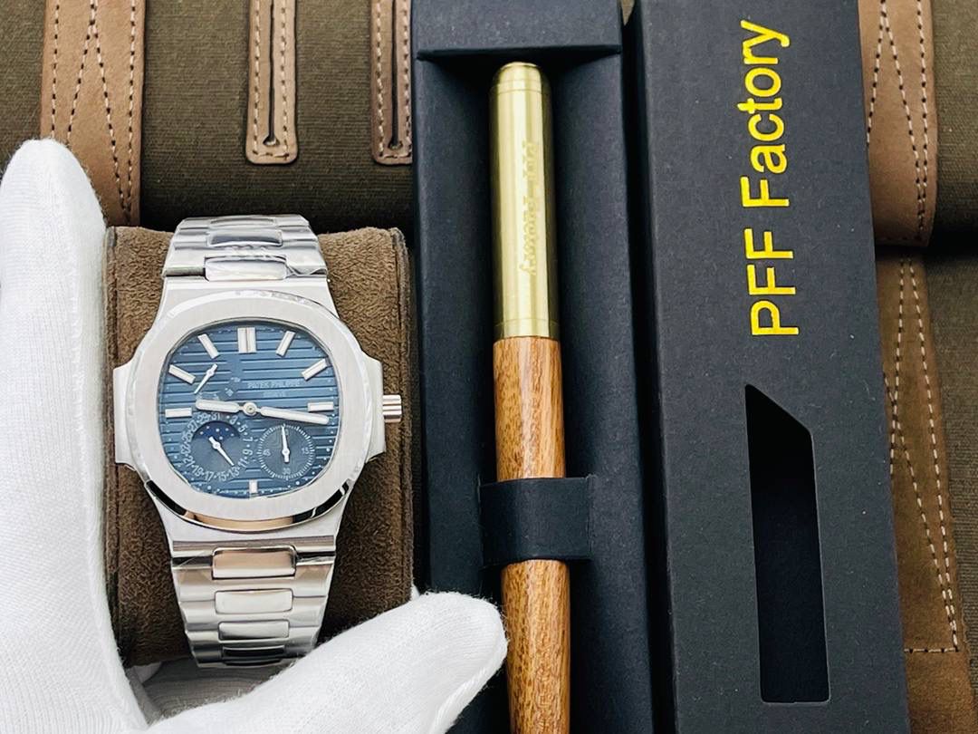 V3升级版 【市场最高品质版本】百达.翡丽Patekphilippe运动系列（鹦鹉螺）5724（霸道总裁）升级版珍珠陀！ 1⃣️所有功能同正品（10字位动能显示，7字位日历和月相 4字位小秒针），和原装一样的带水平压纹图案，带荧光刻度 ！ 2⃣️直径40毫米，904L精钢镀金，蓝宝石玻璃镜面。 3⃣️5722和5724款的外钻为施华洛世奇钻，通透闪亮，气质非凡。在目前技术范畴内尽可能接近原装，此款腕表可以让您驾驭所有场合！ 匠心之作 欢迎您的品鉴！（现在买就送定制版一支商务用笔，让您的品味十足，气派十足，从容面对任何挑战）