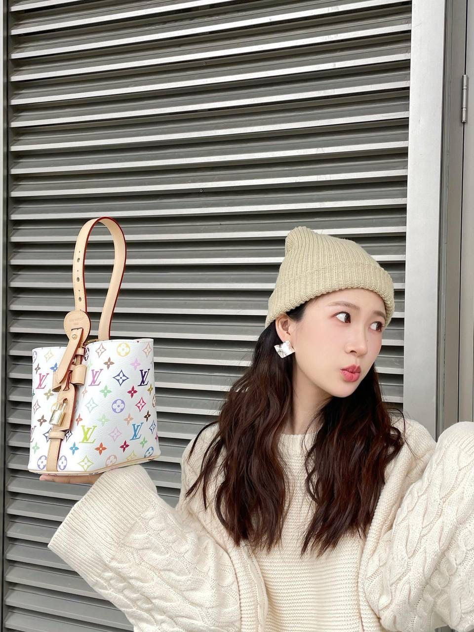 LV ALL IN BB 白三彩👜✨ 村上隆时隔20年的再度合作直接封神了！！ 听我的！！一定要入手一个！！ 她真的会长进你的心巴里！！太好看了！！！ 三彩真的是老花界的神来之笔！！ 侧边可可爱爱的蝴蝶结🎀真的无法抗拒！！ 就这个包走在哪里都是焦点啊！！