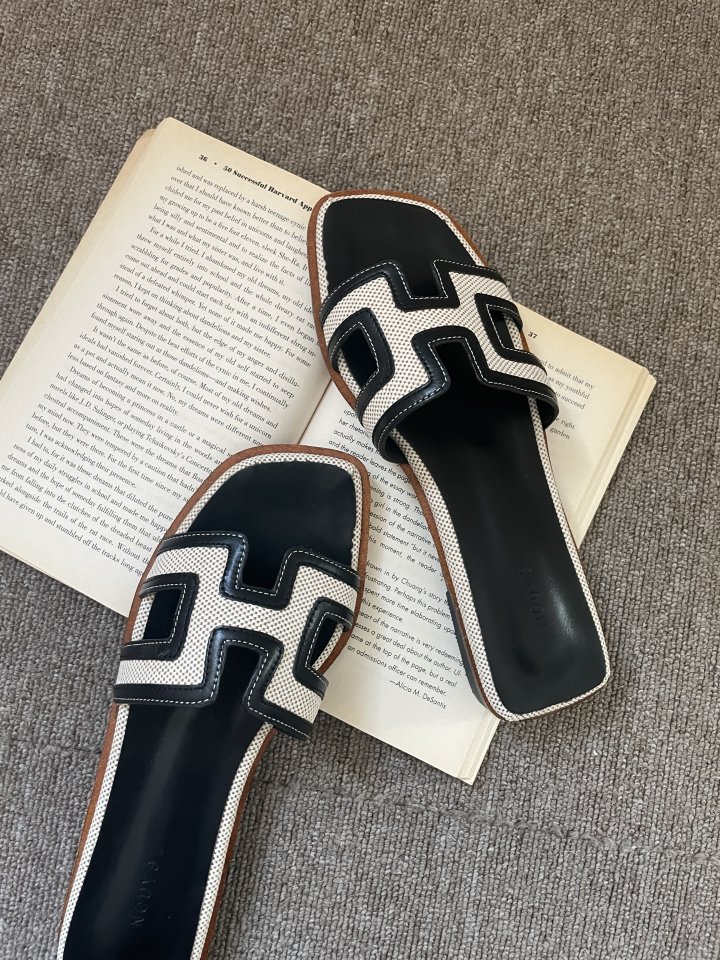 Contrast Hannah Sandals (3 colors)