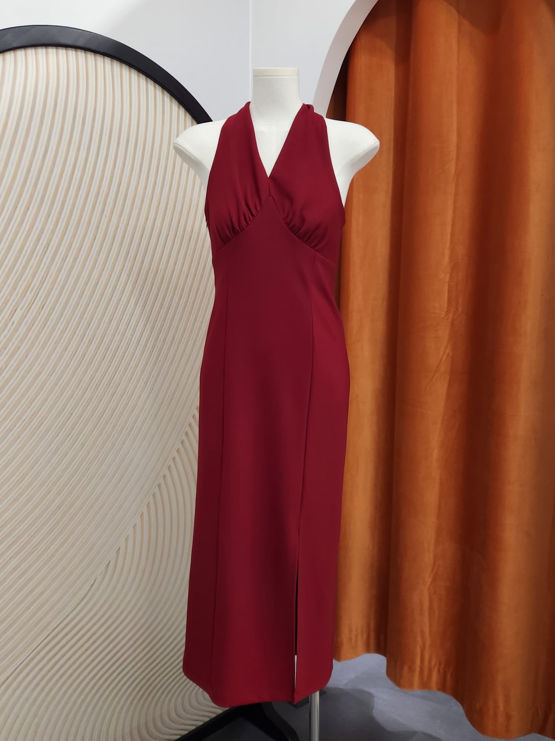 V领挂脖连衣裙 Halter Neck Slim Dress