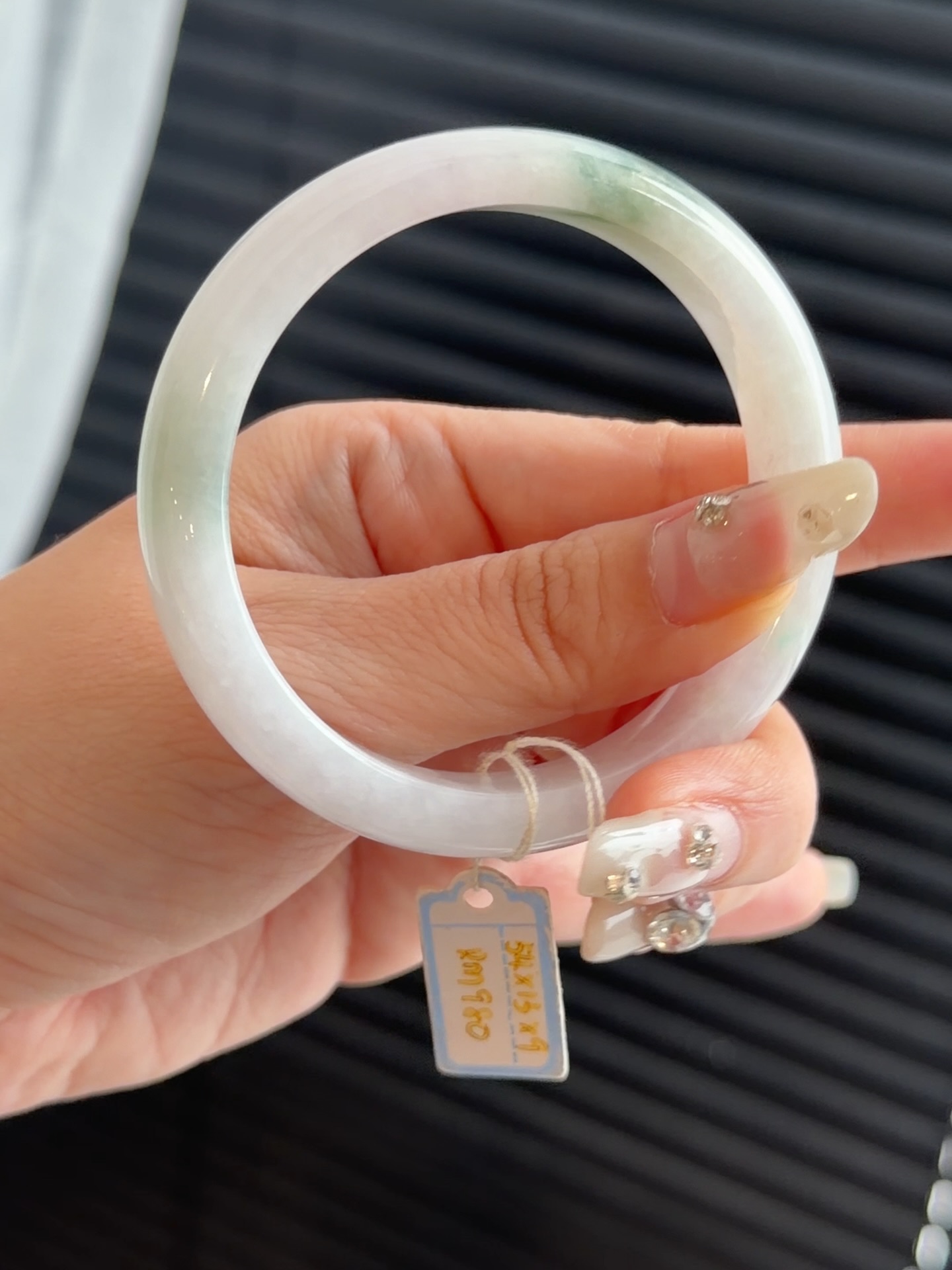 ✨ 马来西亚现货 ✨精品手镯 · 实物更美💗 54圈口粉冰飘花翡翠手镯，种水通透，透着几抹淡淡的粉色，飘花也灵动，很有灵气的一支手镯💎 尺寸圈口：  54 mm ｜ 宽度：13 mm ｜ 厚度：7 mm📄 附权威证书🕊 支持鉴赏期🌍 全球配送喜欢的宝宝欢迎 DM 💌先到先得，不留#马来西亚翡翠 #怡保 #吉隆坡 #新山 #新加坡