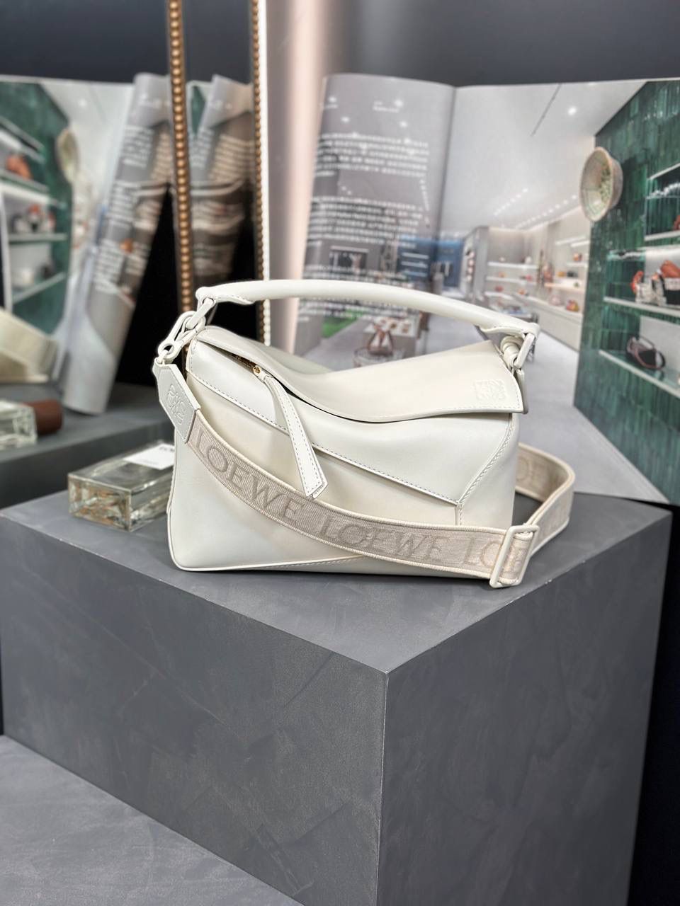 𝙿𝚞𝚣𝚣𝚕𝚎 𝚎𝚍𝚐𝚎 【朕品】 - 23早春🔥 尺寸:24×16.5×10.5cm 编码:052239象牙白 灵感来自于中国古代陶瓷的单色釉料，在原本经典几何造型升级改版，采用同色系五金配件，同色系提花肩带（可调节长度）和同色系陶瓷小兔子挂饰。 除了色彩上的灵感，单色釉的缎面牛皮革材质，更加光滑柔软，给包包增添更多新鲜感，以现代视角诠释着单色釉的至雅之美❤️