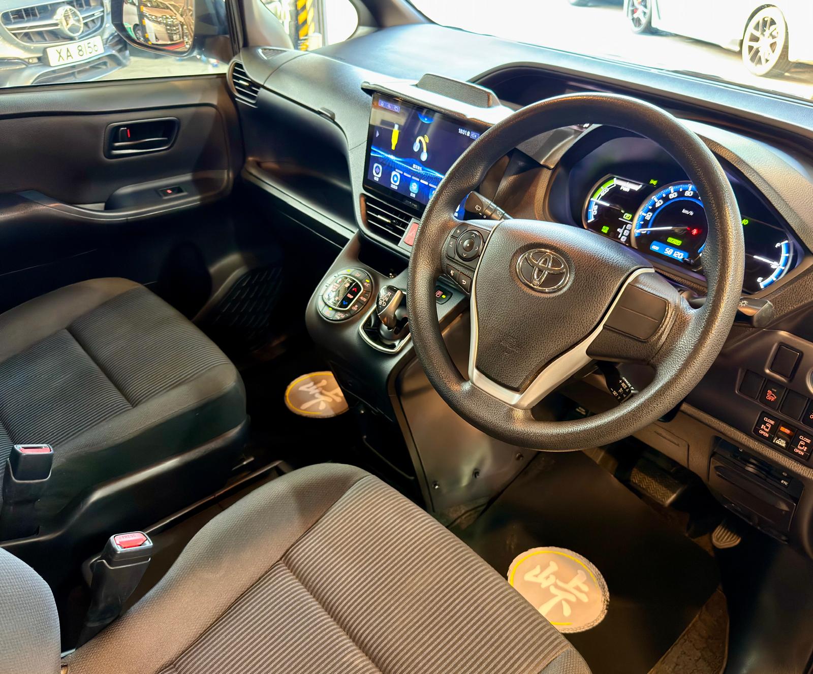 Toyota NOAH Hybrid 2015