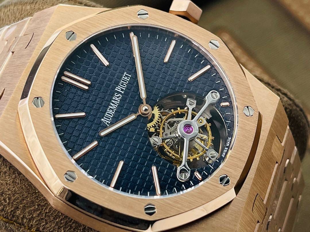 爱彼A P皇家橡树陀飞轮精品腕表 升级细节🔥 1⃣️独家订制Cal.2924机芯，动力储存68小时！ 2⃣️腕表依旧保留的八角形表圈、标志性的六角形螺丝以及经典表带！ 3⃣️皇家橡树系列超薄陀飞轮腕表在经典的“Tapsisserie”格纹上进行再度创新，形成了新的格纹“Tapisserie Evolutive”！熟悉又陌生的表盘格纹装饰带来全新观感，成为这款腕表的点睛之笔。 4⃣️表壳直径为41毫米，厚度为11.2毫米！