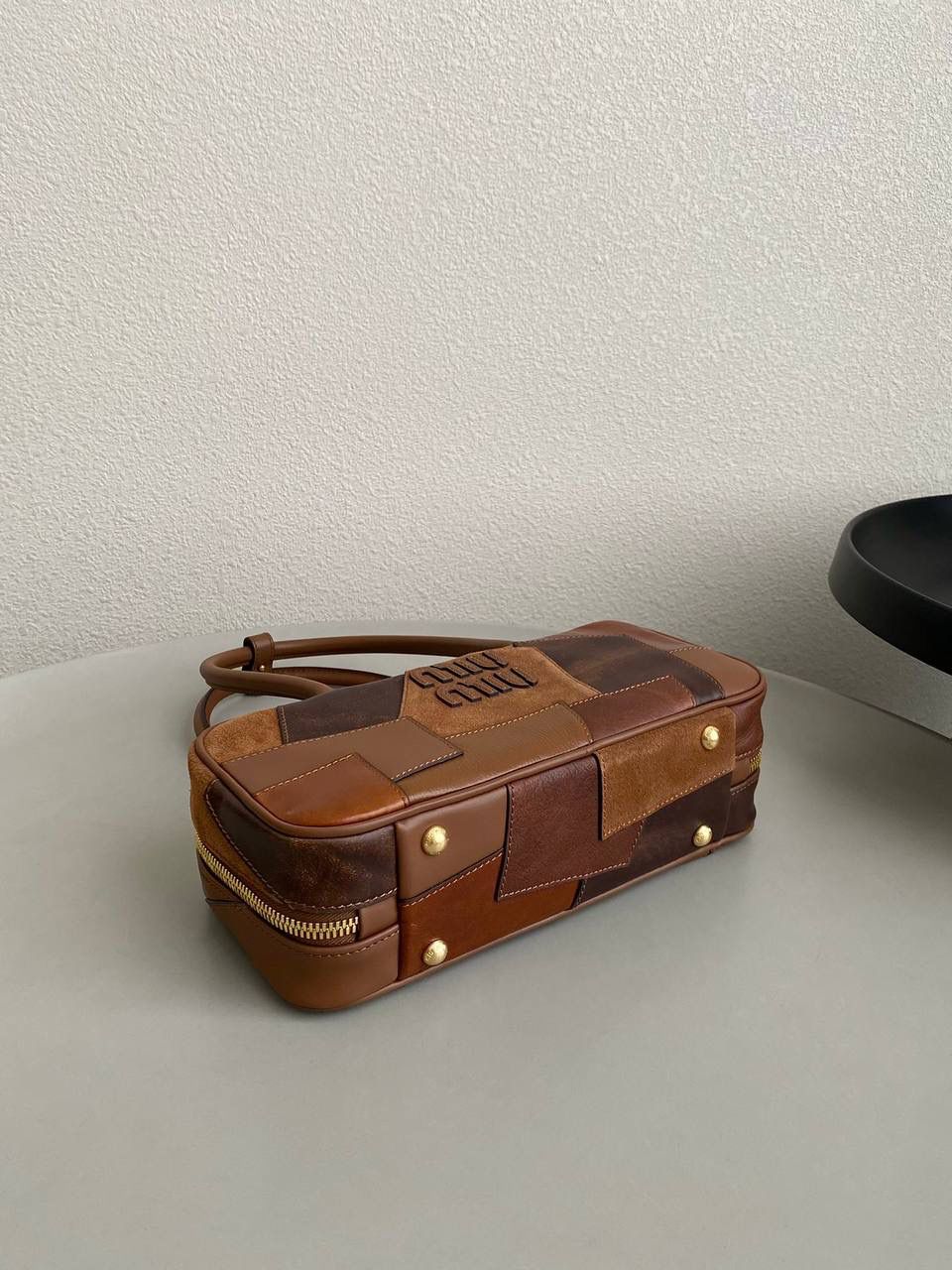 🈶拼接色 𝗠𝗶𝘂𝗠𝗶𝘂保龄球，大爆款 这只大火啊！超有腔调的一款 简约精致的设计真的好耐看 不同色系拼接有点流浪感又透着高级 色彩搭配温暖而富有层次 把美拉德复古风拿捏的很到位 整体造型非常慵懒有个性，保证了舒适性和实用性的同时还兼顾了美观性 时尚，非它莫属了！ 27×12×9cm #F0011m