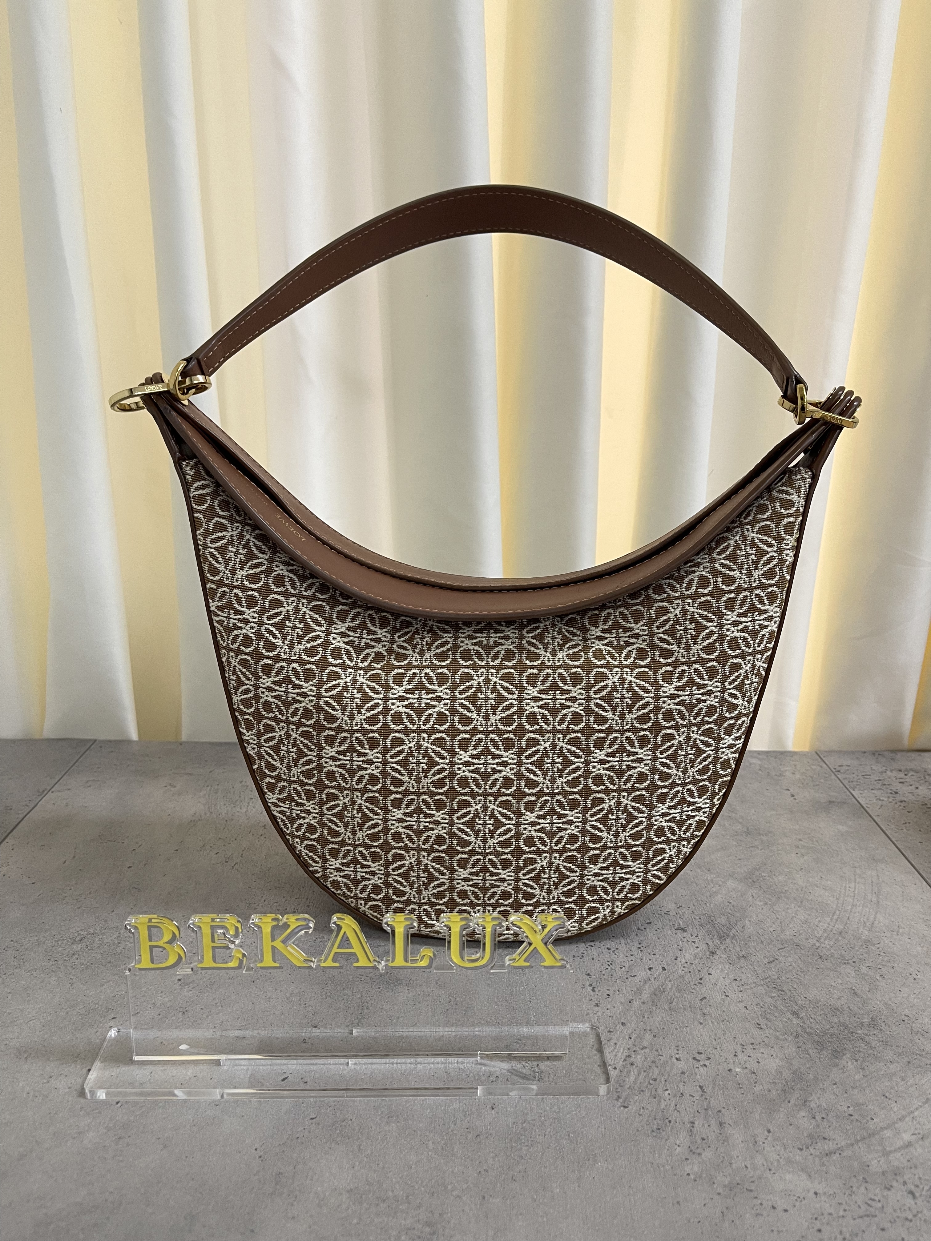 Pre-owned Loewe Luna Anagram shoulder bag/ Product Code: 26012405