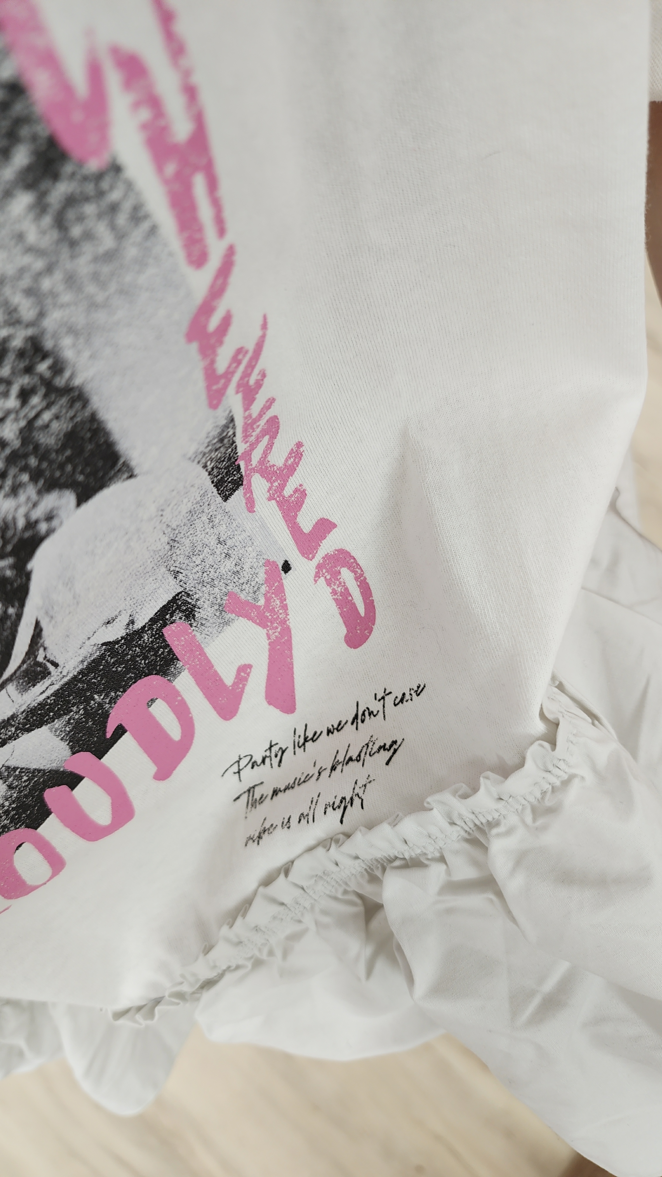 日牌白拼雙斜Ruffle印圖Tee