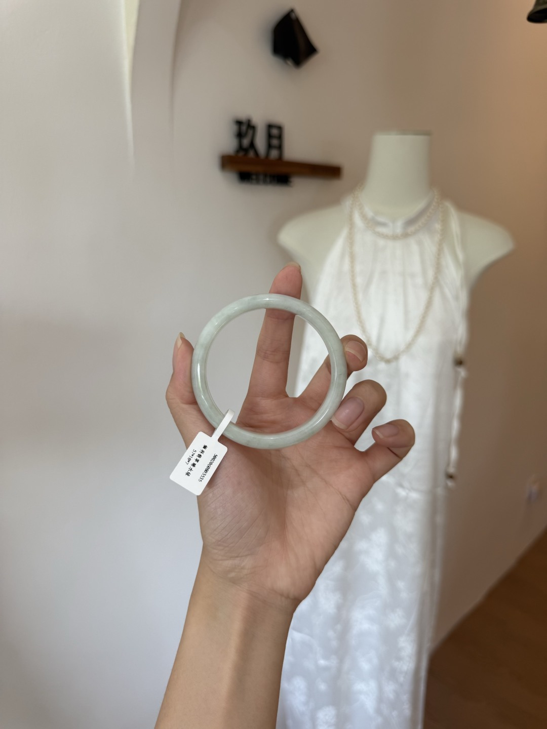 Clear-colored jadeite bangle ✨ The simpler, the more captivating. A clear, lustrous base, like a pure heart, as clear as the first encounter