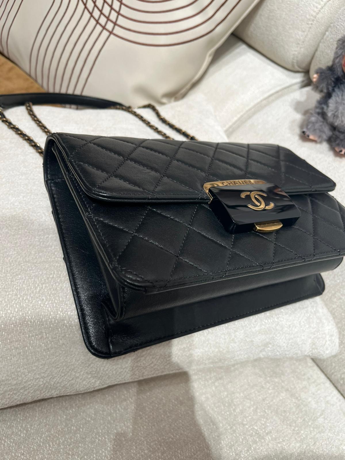 CHANEL FLAP BAG BEAUTY LOCK BLACK A93222 100%Authentic,95%new ✅ 專門店收據✅22卡✅ 塵袋 ✅ 盒 