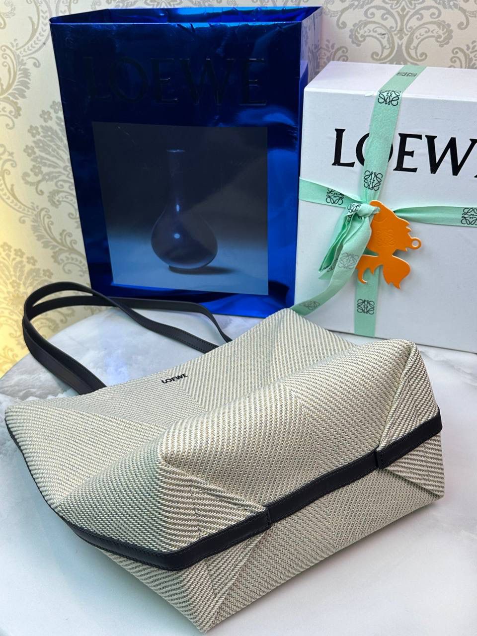 *𝐏𝐮𝐳𝐳𝐥𝐞 𝐅𝐨𝐥𝐝折叠手袋👜*（亚麻刺绣） ——全新【𝗡𝗘𝗪】升级‼️ 延续经典𝙋𝙪𝙯𝙯𝙡𝙚的标志性几何裁剪设计，新晋顶流🅰️𝙋𝙪𝙯𝙯𝙡𝙚 𝙁𝙤𝙡𝙚 𝙏𝙤𝙩𝙚以折纸包为灵感，升级成🉑完全折叠‼️的结构，立体与平面任意切换，出差旅行🧳必备单品。亚麻材质轻且柔软， 尺寸：𝟐𝟓.𝟓-𝟏𝟒.𝟓-𝟑𝟏.𝟓cm 款号：052316