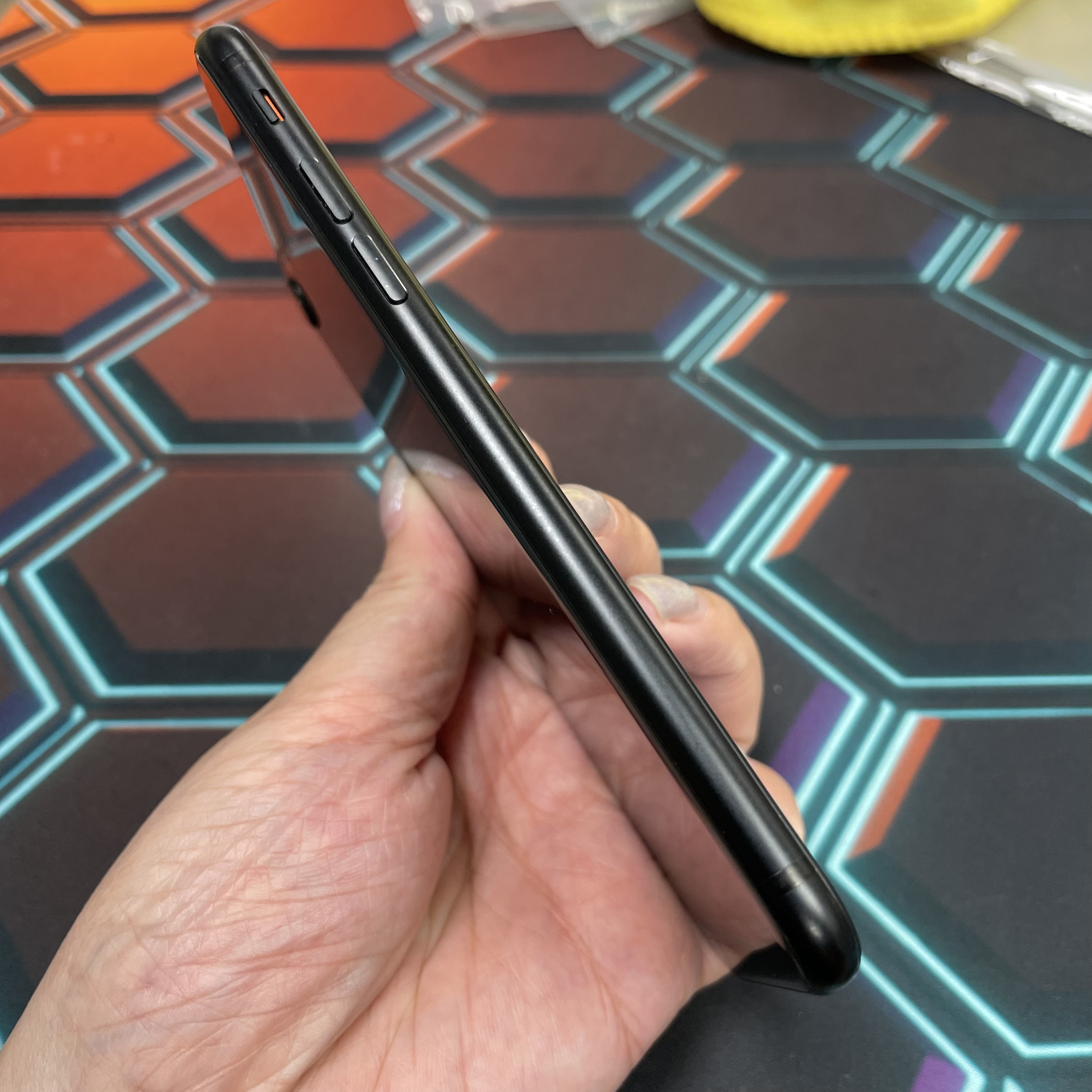 *7070 SE 2 勁靚機 128GB 電73 黑色 black