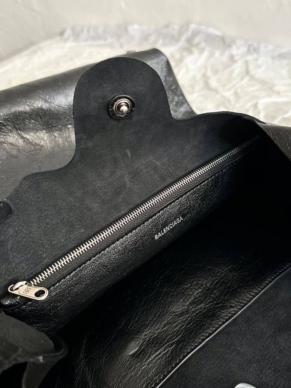 仅剩少量❗️ ba1enciaga le cagole菜篮子背心购物袋📌 超级酷且有趣的一只包 随意又慵懒，还有点酷酷，哈哈哈 是一只可以让全身穿搭升华的时髦包！ 真的很爱机车系列的皱褶感 这个一定要用原厂皮！原厂皮！ 国产的皮又硬又光滑 而且没啥油蜡皮的纹路 一点柔软质感都没有❌ 皮料决定整个包的灵魂 我家的货啊，价格虽贵，但是货好！！ 拒绝市场便宜国产皮通货👿👿 32×30.9×13.9cm780976m