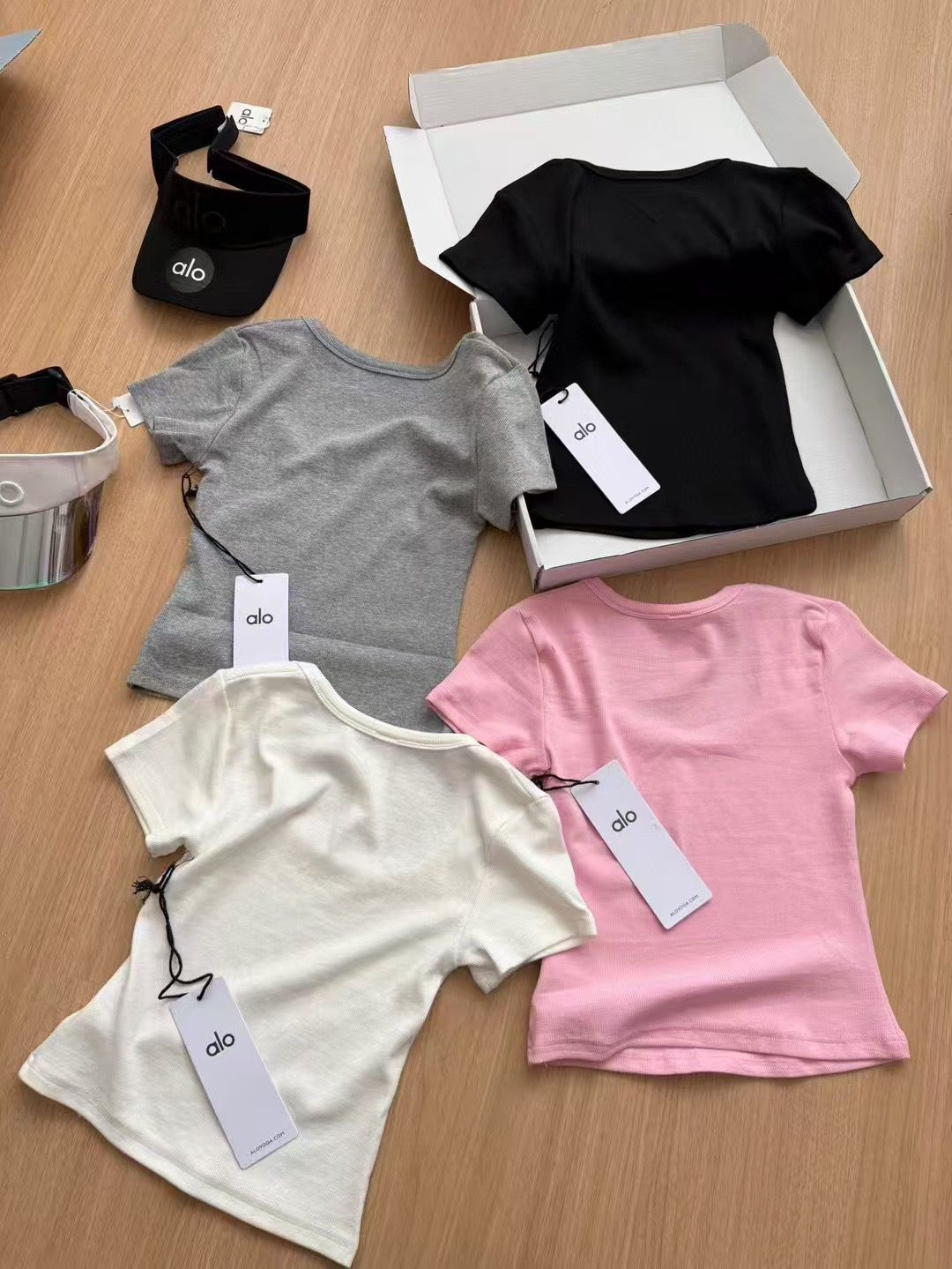 $85件。2件起$75件。Alo修身U領短袖