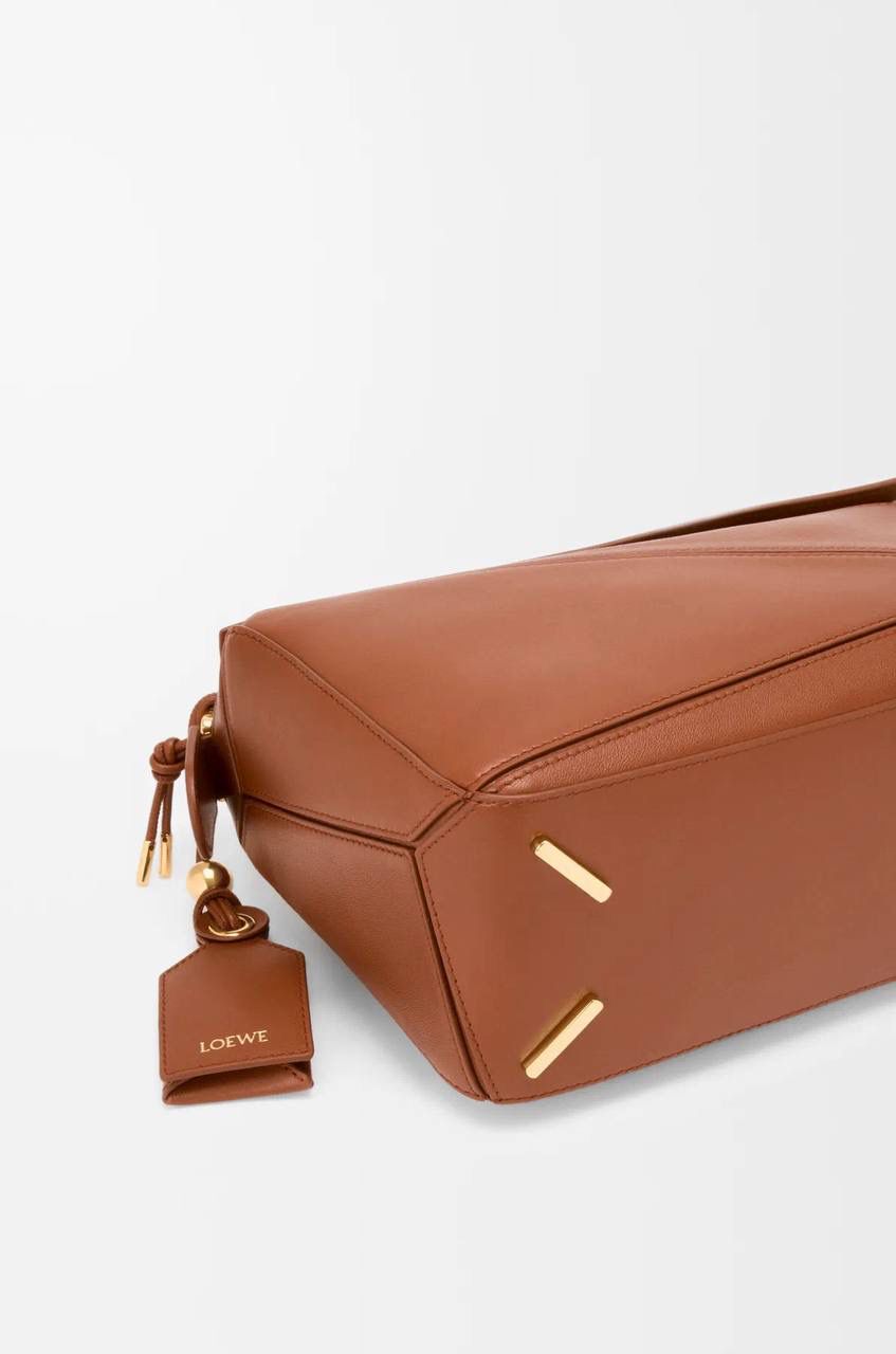 【十周年限定款🆚经典款】 👉🏻区别1️⃣：里外全羊皮，侧面增加可拆卸标牌挂饰以及气球骰子，内里更换为金标（如图1️⃣2️⃣3️⃣4️⃣） 👉🏻区别2️⃣：底部增加脚钉保护整个包包，以前只有中号以上才有（如图5️⃣） 👉🏻区别3️⃣：铰链式拉链头，拉牌刻有品牌创建年份以及品牌英文LOGO（如图6️⃣7️⃣） 👉🏻区别4️⃣：肩带调节变更为针扣调节（如图8️⃣）