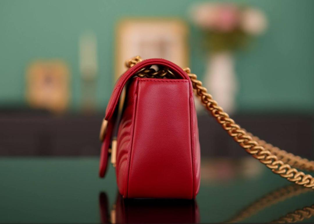 👜Marmont系列肩背包经典款 红色 22cm💕 （原厂皮 全铜五金） 正品售价¥18.000 独家原厂皮发售 限量级别 以前欣赏不了红色的包 但是现在真的觉得红色很赞很高级 黑色的衣服搭配个性张扬的红色 真的是又美又飒满满的女人味~ 官方款号 446744 尺寸小号：22x13x6cm 尺寸大号：26x15x7cm