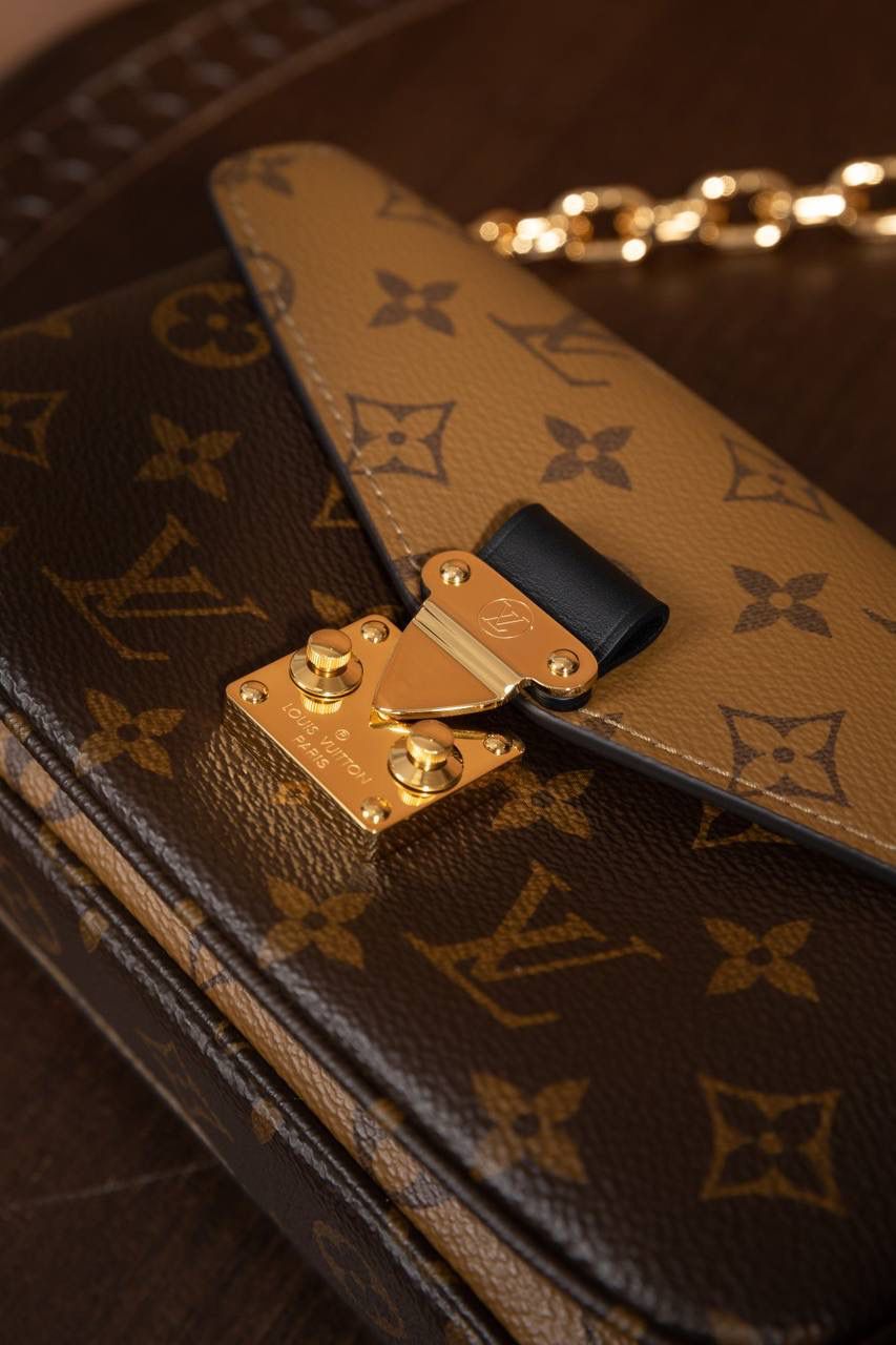 LV小邮差🎀 用的是 A+ 级全钢五金，亮亮的很有质感；再加上进口高弹面料，摸起来舒服，有弹性又有光泽，真的很加分咯 ✨ 渠道货包装，简单大方不浮夸。尺寸 21.5 × 13.5 × 6cm，小小一只但很实用，出门背刚刚好 👜