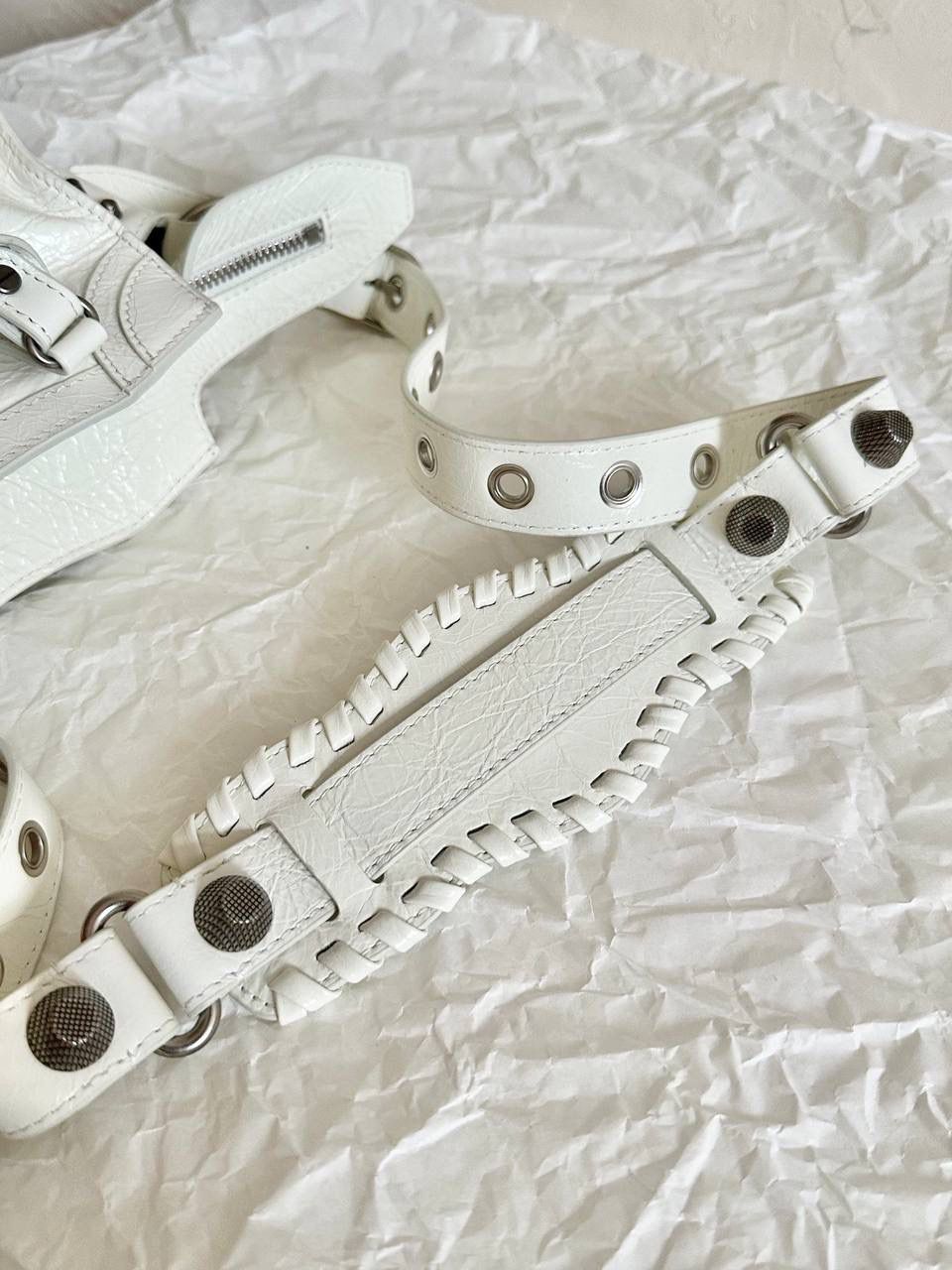 ba1enciaga Neo cagole 机车包xs 白银🐇 首先声明，我爱一切机车元素 无论是le cagole还是这只neo 喜欢大容量的姐妹冲这只 油蜡皮的不规则摔纹配上大量的五金配件 还有流苏拉牌➕爱心镜子➕零钱包挂件 极繁的魅力由此而来～ 辣妹酷妹冲冲！ 26×17.8×11.4cm700940m