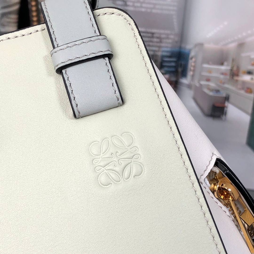 *小号𝘏𝘢𝘮𝘮𝘰𝘤𝘬吊床手袋 （平纹/粉末灰拼色） 尺寸:30-14-25cm 编码:6887 带有柔软侧面包身的多功能手袋，容量大，可自由变换，多种背法，肩带可拆卸调节（斜背、侧挎、单肩、腋下、手拎…）内部钩扣封口，两个内部插袋，人字纹棉纺布衬里，Anagram压纹💕💕