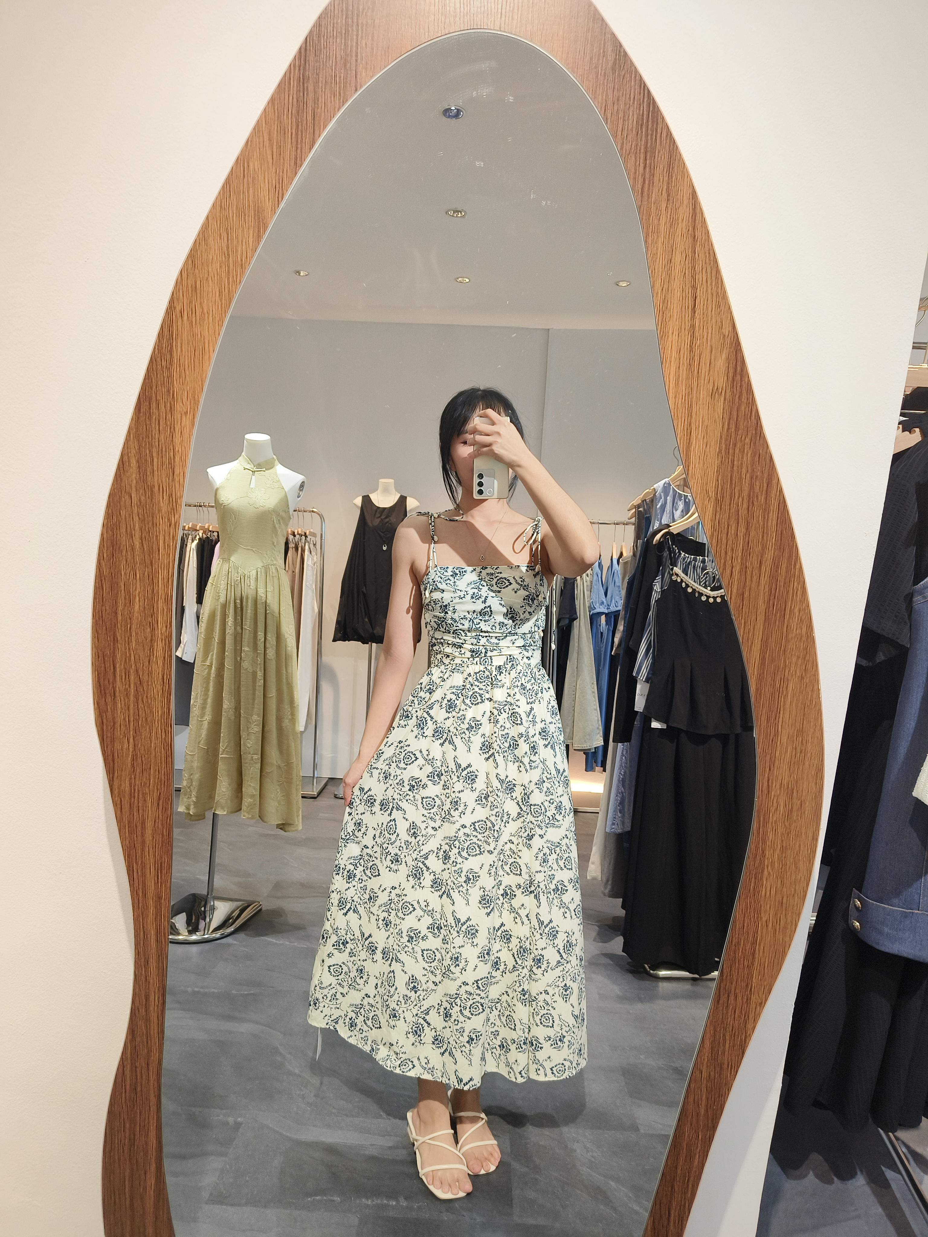 蓝色印花吊带裙