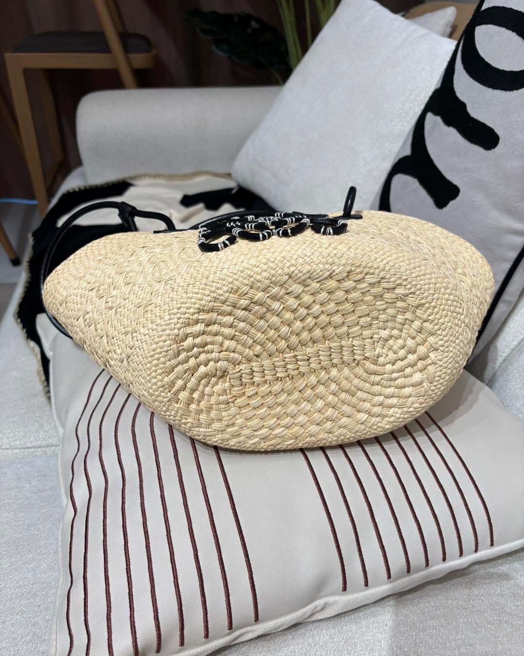 Loewe raffia small shoulder bag 100%Authentic,98%new✅dust bag