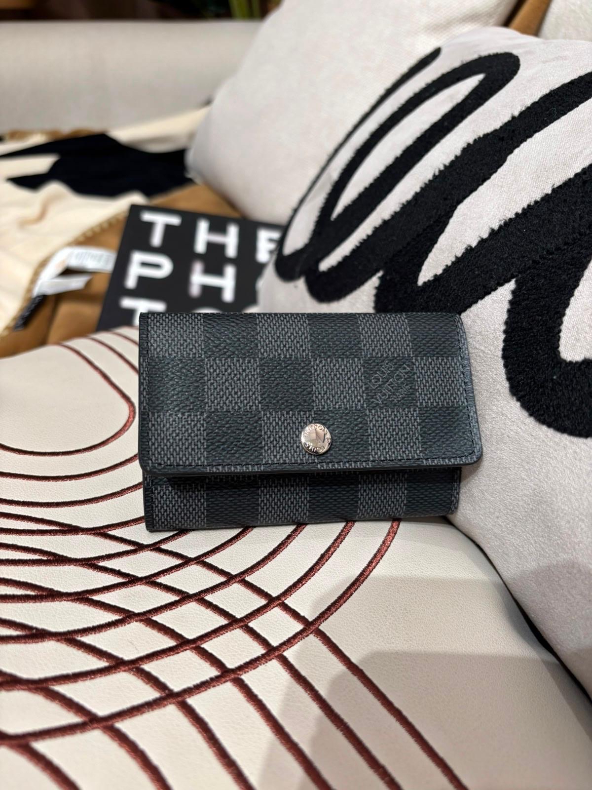 未使用品 LV Key Holder 100%Authentic, Unused ✅Dust bag