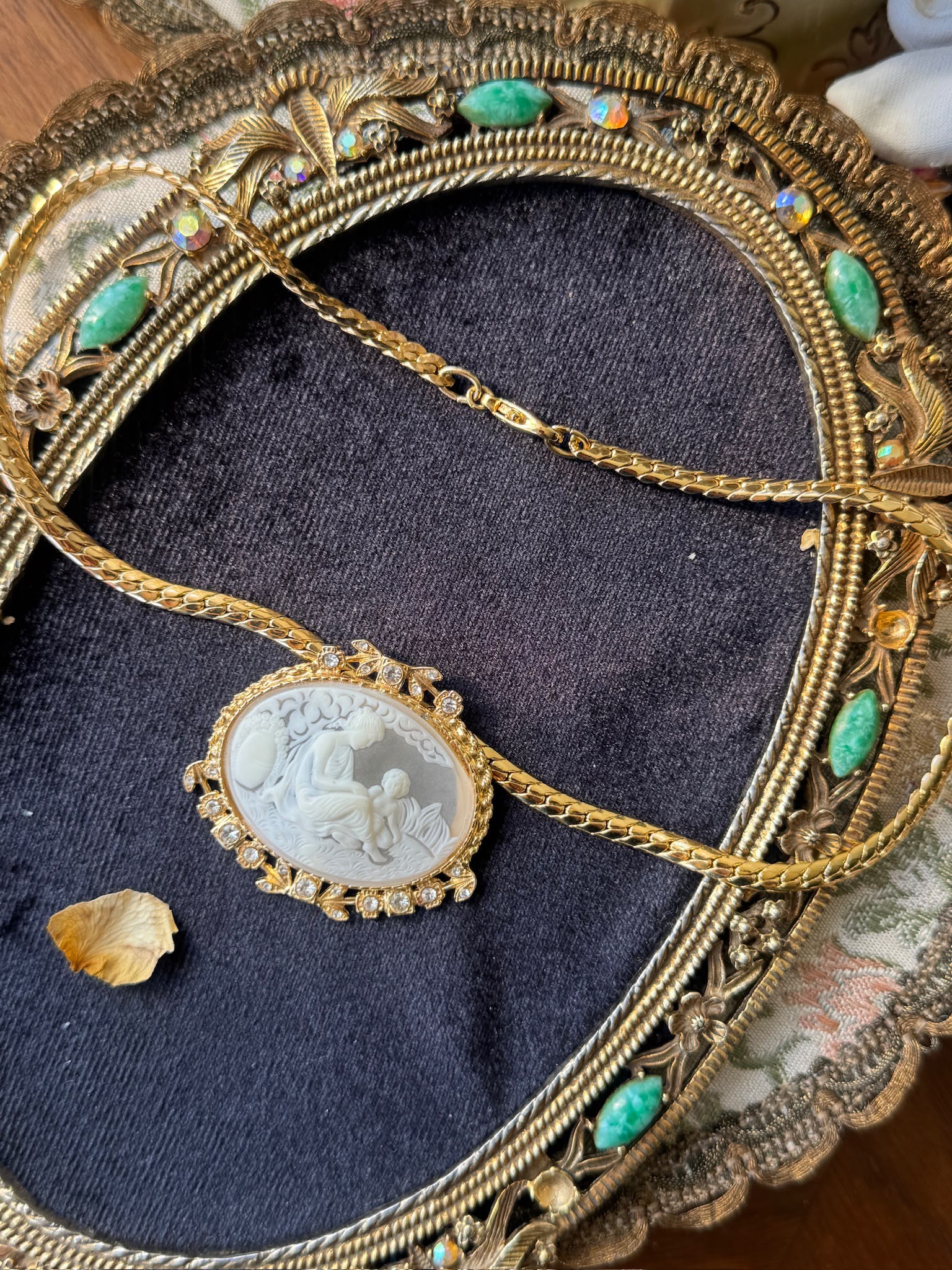 C.a. 1970s Neoclassical Snowy Resin Bas-Relief Cameo Princess Necklace (MT2266)