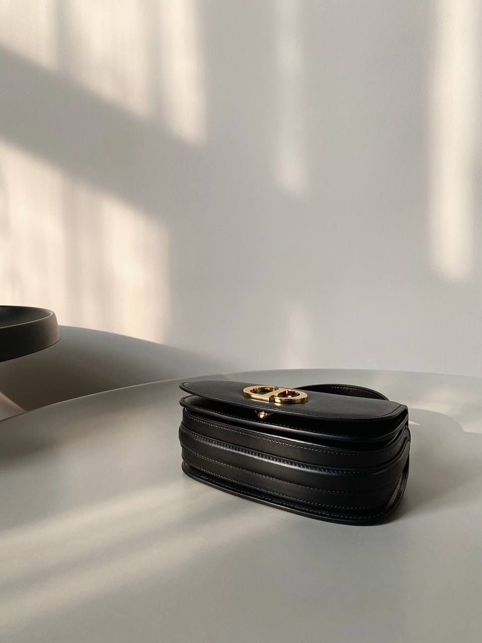 🈶 黑色小号 💙 Dior Top Handle 蒙田30 ✨ 自带手柄＋可调节肩带， 手拎👜 / 肩背 / 斜挎 都可以～ 但我个人最爱它的内里设计 💭 多隔层真的很方便，用起来很顺手 😆 📏 尺寸：19 × 9 × 8 cm