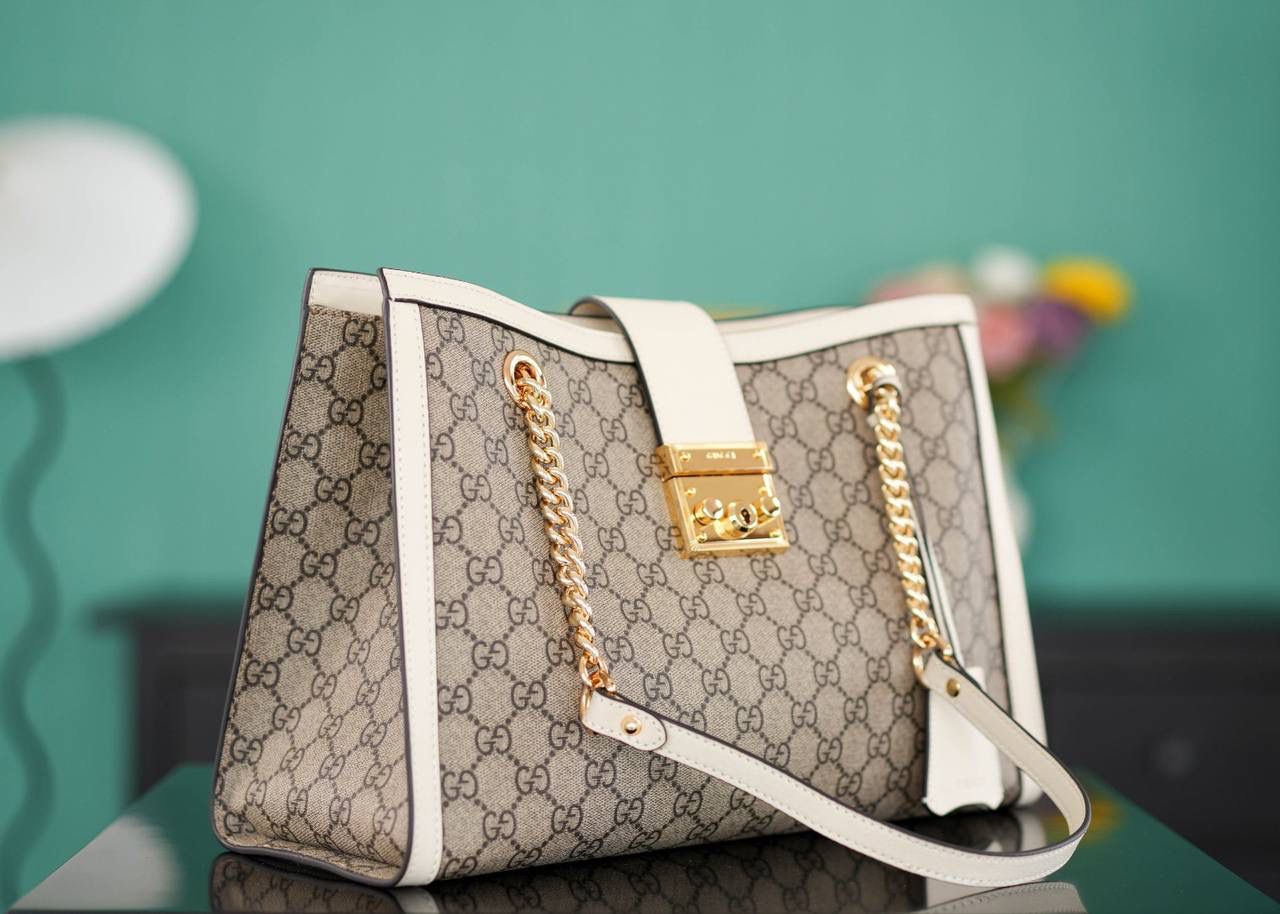 🥯Padlock系列GG中号肩背包 老花白 35cm 休闲、随意、有范 且非常大牌的款真的非Padlock这款购物袋不可 这个尺寸比较通勤风一些，大容量 包身轻便，非常适合上班族！ 官方款号 479197 尺寸：35x23.5x14cm