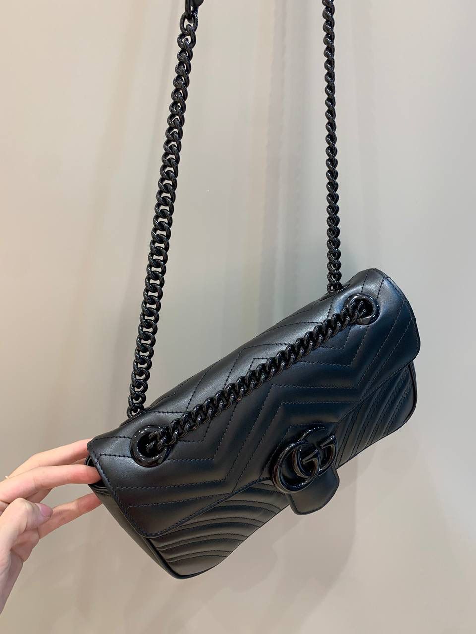 新背景实拍正品级 。马卡龙颜色：黑色26cm 正品售价！！这个黑色没想到实物这么酷😎，比经典款个性太多了，五金的金属质感很厚重，皮料质感更多没得说，一眼就爱上的颜色，这样的搭配真的是一眼入坑‼️ 型号443497；尺寸26/15/7cm