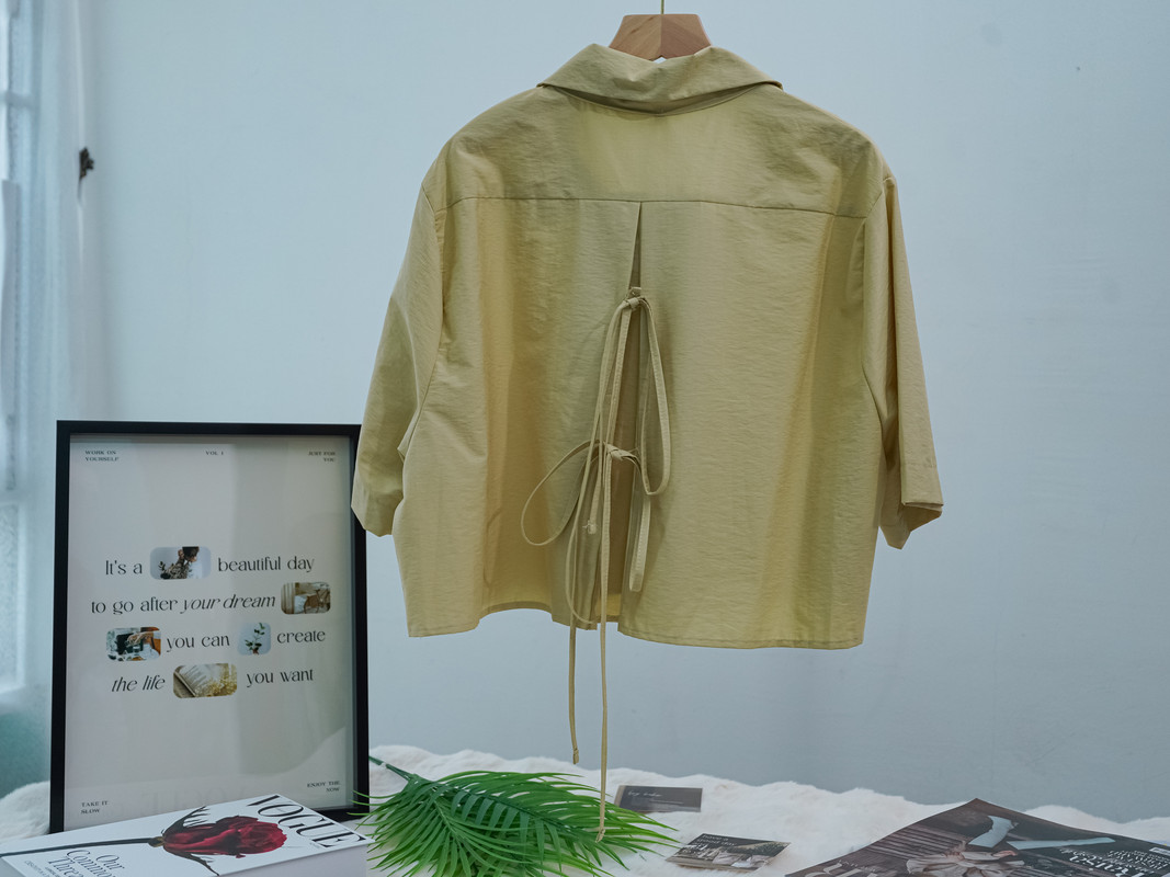 Short Sleeve Shirt with Back Tie and Split Hem Design‖ 后系带开叉设计短袖衬衫上衣 KR01111161