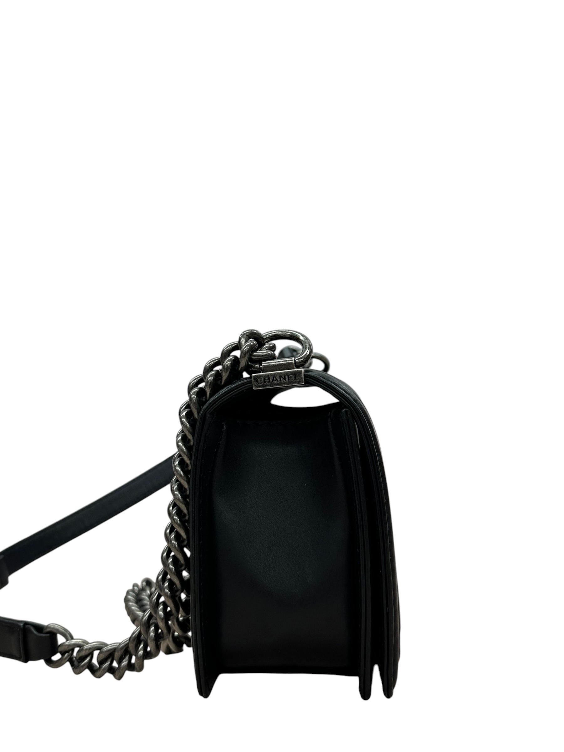 Pre-owned Chanel Boy 25 Handbag Calfskin / Product Code: 082102