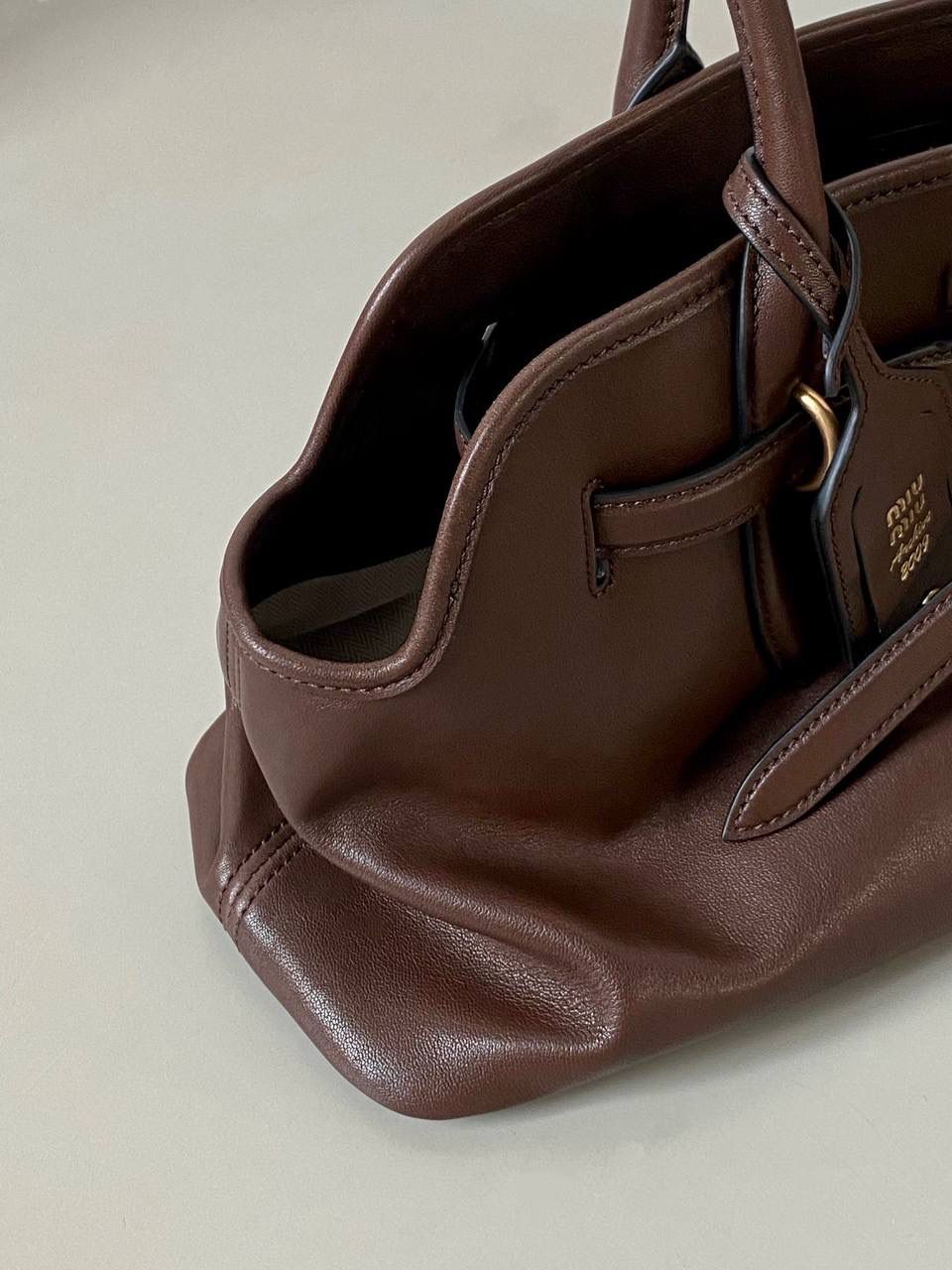 🈶石南木色 𝗠𝗶𝘂𝗠𝗶𝘂 手提包·横版 这只Aventure我要夸爆它！ 绝对是公文包中的颜值天花板 这款有多难买不用多说，绝对的断货王 酷酷的慵懒感洋气且时髦 还有一丢vintage感，超有调 上班通勤，日常出街都超出片 22.5×44×14.5cm #F0023m