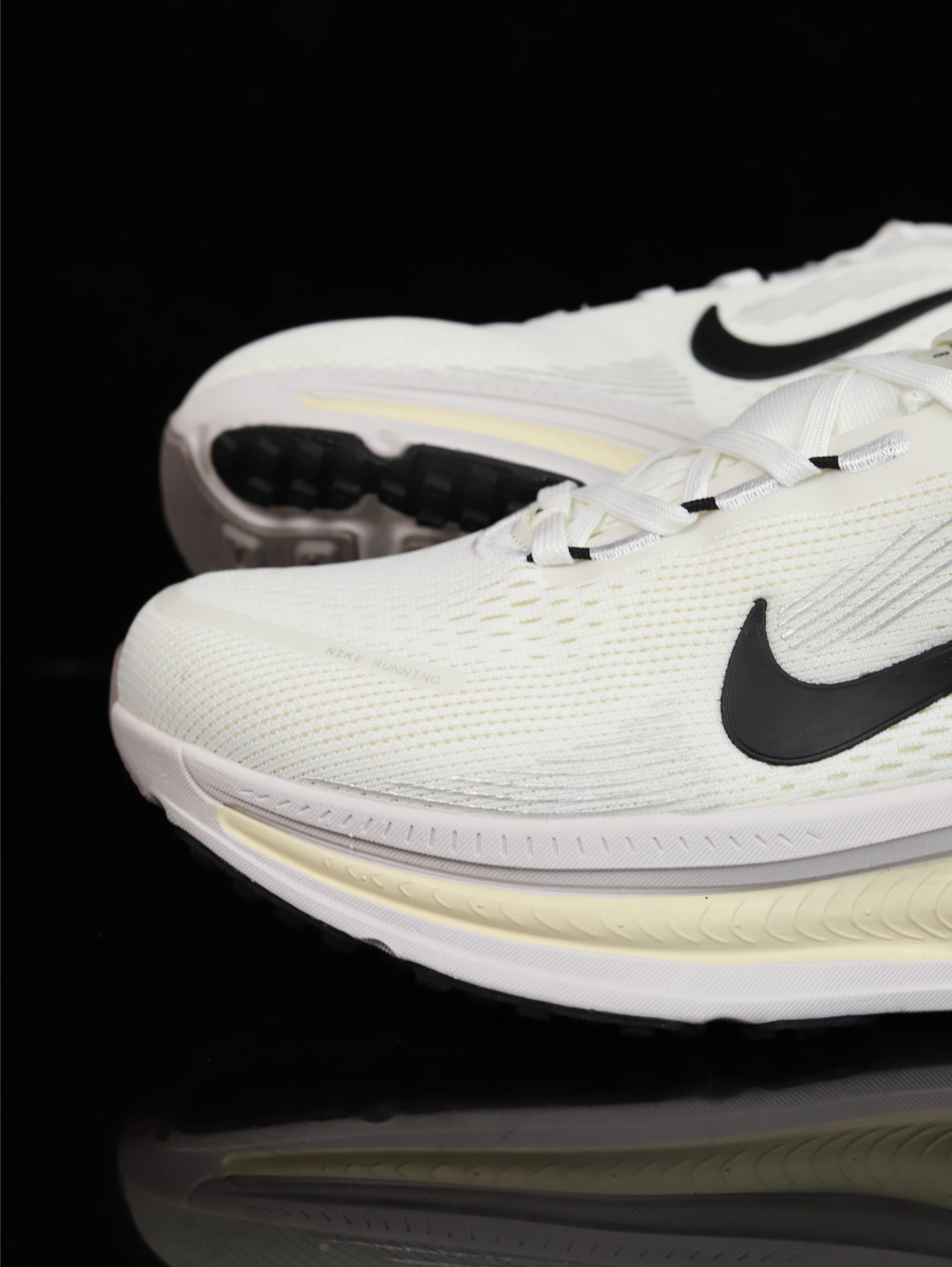 Nike Vomero 18 HM6803-101