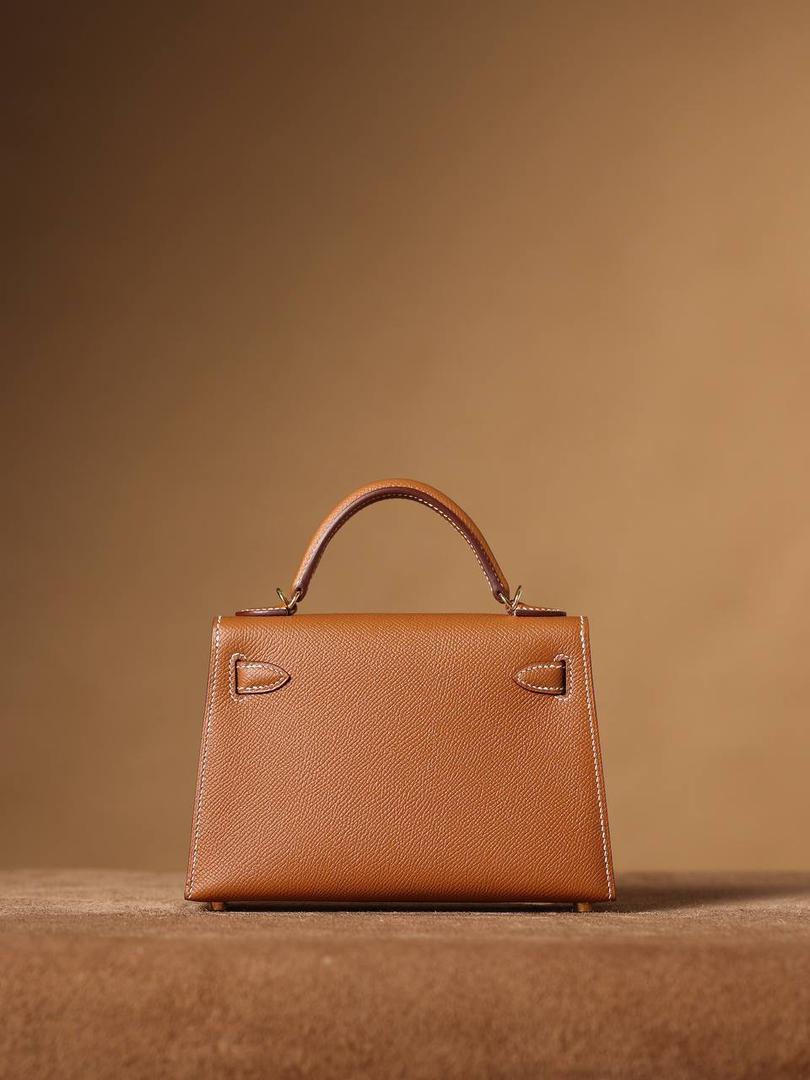 HERMES 爱马仕 Mini Kelly 二代👜✨ Mini Kelly 二代 金棕金扣 高清实拍图 尺寸：19*12*6cm Hermès爱马仕是世界著名的奢侈品品牌，1837年由Thierry Hermès创立于法国巴黎。 爱马仕早年以制造高级马具起家，迄今已有180年的悠久历史。 其整个品牌从整体到细节以及专卖店，都弥漫着浓郁的以马文化为中心的深厚底蕴🎀