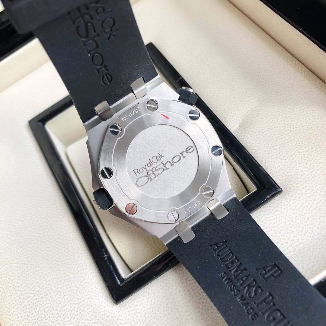 AP皇家橡树离岸型，型号15703，出自当代最伟大的钟表大师（没有之一）尊达之手，设计粗旷张扬，特殊的八角形舷窗表圈用8颗六角螺钉与表壳紧密结合，辨识度极高，且极具稳定性，内胆结构设计更使它具备不慎防磁和卓越的潜水性能，保护机芯的稳定性！十点钟方向的黑色表把可以调字面里的数字圈，潜水爱好者应该懂它的作用！300m防水，超强夜光！字面上的凸状格子有映射圈从内向外扩散，立体细腻的效果非市面上普通货所能比极！虽然此款表的配件通过我们的渠道有部分出自AP国内代工厂，可机芯部分，作为世界排名第二的腕表品牌，该品牌机芯全部自产且只在瑞士组装，全球的AP产品机芯售后问题也只能发回瑞士！因此我们用瑞士进口ETA-2836代替！该款机芯参数大家可自行百度，稳定性毋庸置疑‼️