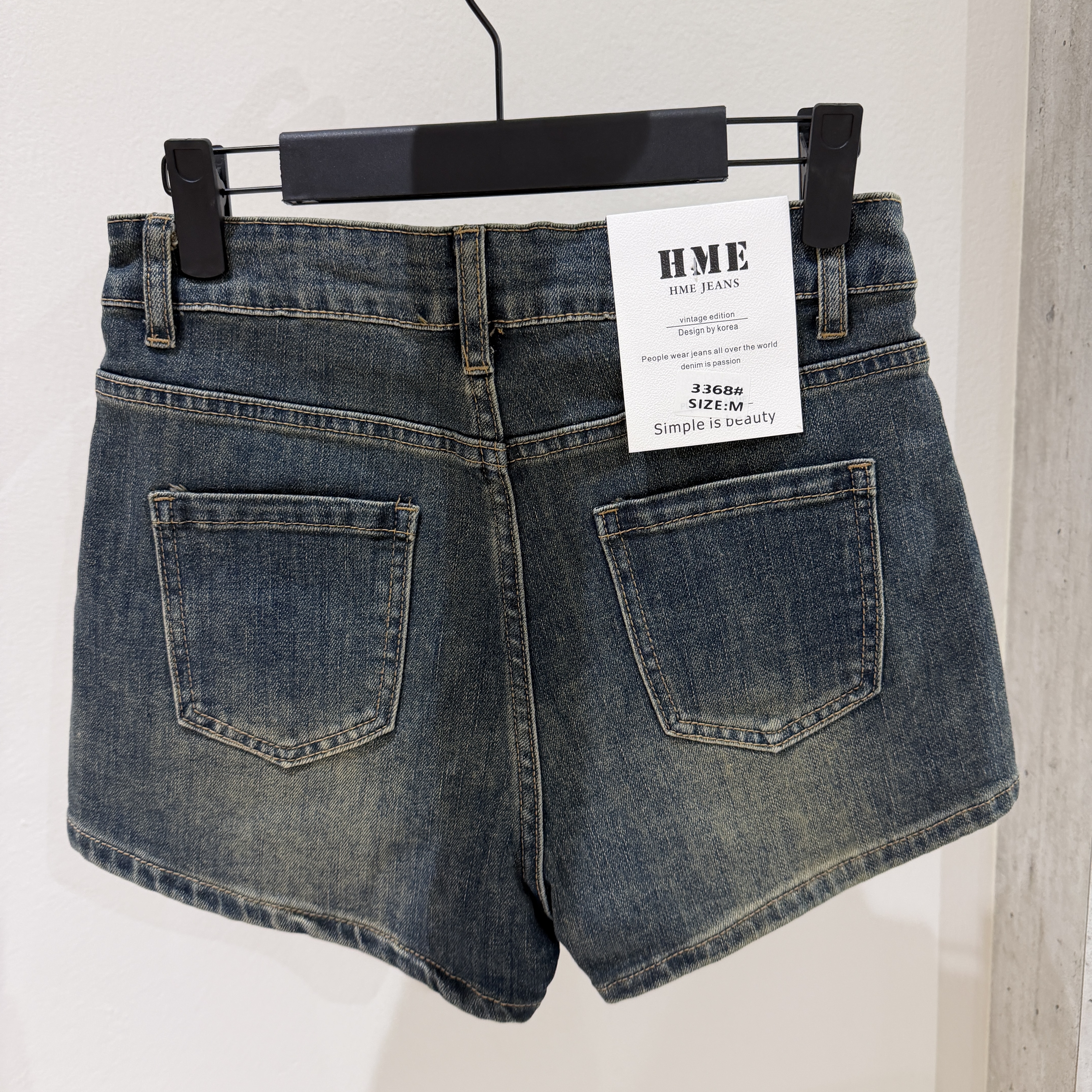 高腰牛仔短褲，附拉鍊口袋