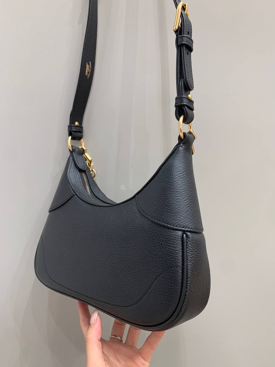 新背景实拍正品级 。 皮质长肩带斜挎背法； 这个背法应该是最舒服的，皮料没有厚重感，很轻，即使背在肩上也不会累，整个包非常轻巧，皮质看上去却却很高级，是你们会喜欢的！🤟🏻❤️